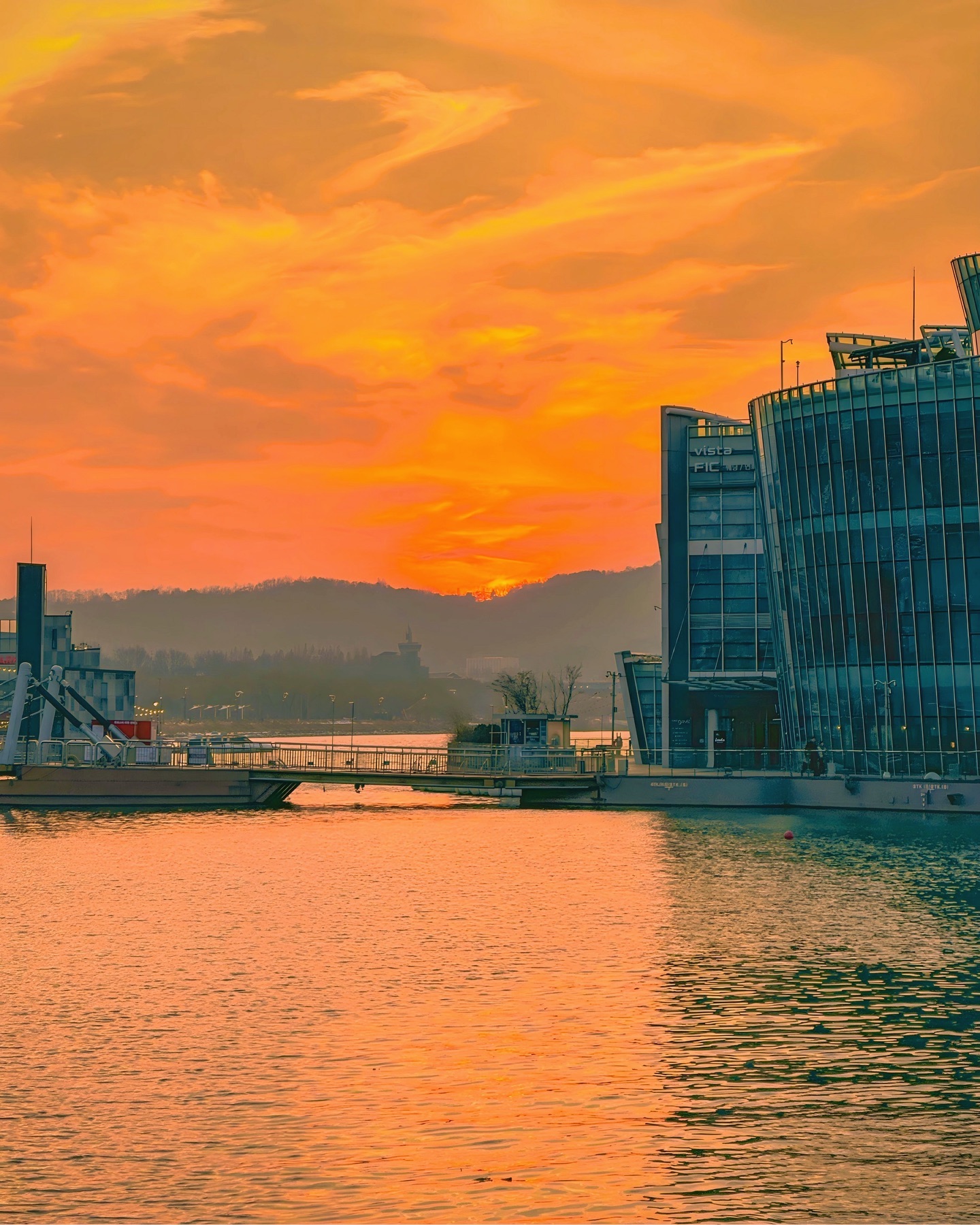 어느 겨울날, 한강 세빛섬의 노을 🌅
Sevitsome Floating Islands in Seoul 🌅

반포한강공원의 세빛섬은 툭히 야경으로 유명하죠✨
이번에는 세빛섬 서쪽으로 지는 석양을 담아보았어요☺️

한강 르네상스 프로젝트의 일환인 이 곳은
세빛섬/가빛섬/솔빛섬 이렇게 3개의 섬으로 이루어져있죠🛟
인공위성 좌표에 따라서 위치를 고정시키고,
수위변화에는 계류체인을 조정하게 되어있다고 하네요😮

반포한강공원, 잠수교, 그리고 반포대교달빛무지개분수까지
함께 둘러보면 언제나 좋은 한강 산책코스겠죠🥰

📍Seoul, Korea 🇰🇷
▪️서울 서초구 올림픽대로 2085-14 세빛섬

#세빛섬플로팅아일랜드 #세빛둥둥섬 #세빛섬 #한강노을 #한강 #hangang #hanriverpark #seoulkorea 

Copyright (C) ⓒ by travelwithsera .
All pictures cannot be copied without permission.
