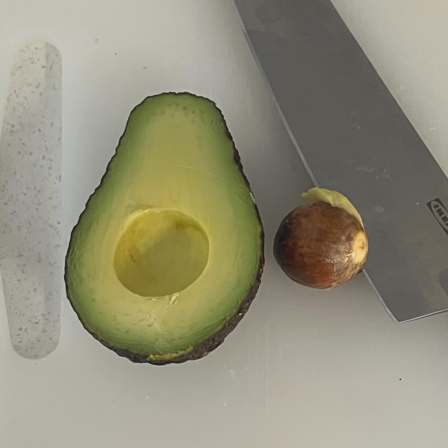🥑

왜 또 맛있고 난리 #아보카도샌드위치 
 
울긋불긋 차갑고 축축한 내 슬픔의 속내를 빠안히,
마주 들여다보는 / ’알‘ 류인서