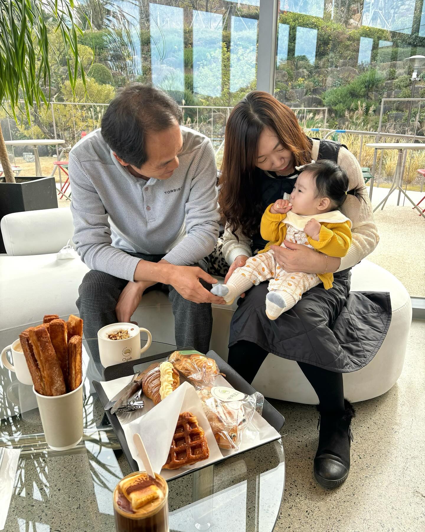 #수아랑👶🏻 순천🤍
제게 친할머니 한분이 계신데 결혼할때도 수아를 낳고도 한번을 못뵈었어요. 연세가 많으신데다 허리가 안좋으셔서 오래 못걷고 거동도 불편하시거든요. 

손주 첫 결혼식인데 식도 못보시고 아가도 못보여드리고 통화만했는데, 언제 뵈러가겠다 약속을 못하겠는거에요.. 시댁도 자주 못가는데 거리도멀고 아가도있으니 할머니 뵈러가기는 이제 현실적으로 힘들겠더라구요..😞

내가 다음번에 할머니를 뵈러갈땐 장례식장이겠구나 싶어서 마음이 늘 안좋았는데. 남편이 배려해줘서 수아와 첫여행겸 친정식구들과 기차타고 다녀왔어요! 

대가족속에 아기를 보니 넘 든든하더라구요! 수아도 여행으로 또 많이큰것같고요😌 아기랑 함께하는 요즘 하루가 쏜살같이 지나가 고되고 정신없지만 또 열심히 추억만들자 다짐합니다❤️

#조수아는좋겠다
#7개월아기 #아기랑여행