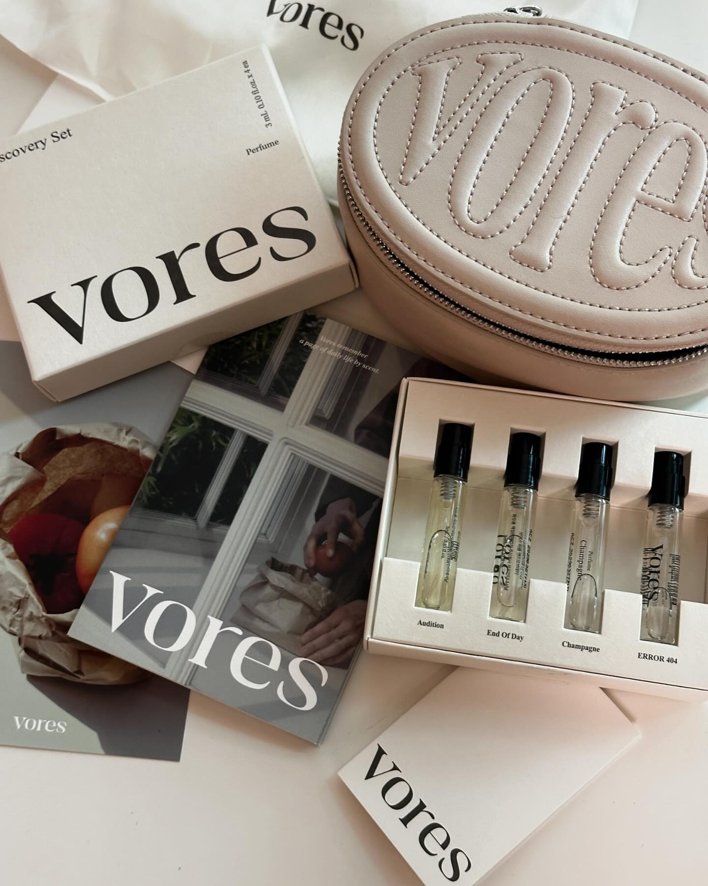 #협찬 vores.official
일상의 한 페이지를 향기로 기억하는 브랜드 [Vores]에서
어메이징 키트와 디스커버리 세트를 보내주셨어요!
향기가 네개 다 취향저격이라 파우치에 냉큼 들고 다니는중

🖤Audition
BERGAMOT | EUCALYPTUS | VETIVER | PATCHOULI | AMBER
모히토처럼 상쾌하고 청량한 느낌이 매력적. 베르가못과 라임의 상큼함이 봄날의 산책을 연상시키는 향이에요ㅎㅎ 

🖤End Of Day
MAGNOLIA | GINGER | NEROLI | SANDALWOOD | VANILLA
스파이시한 진저와 부드러운 바닐라가 어우러진 포근함. 하루의 끝을 따뜻하게 감싸는 듯한 향수입니다!

🖤Champagne
PEACH | RASPBERRY | JASMINE | WOODY | VANILLA
복숭아와 라즈베리가 만들어내는 스파클링한 향이에요! 축제나 기념일에 어울리는 경쾌한 향수

🖤Error 404
COCONUT | CYPRESS | LAVENDER | MUSK |
PATCHOULI
코코넛과 라벤더가 조화를 이루어 바다의 시원함을 느낄 수 있는 향이에요! 자유롭고 평화로운 느낌

✔️Vores 보어스 런칭 기념 트라이얼 시트 무료 증정 이벤트중이라고 해요! 보어스의 향이 궁금한분들 당장 달려가세용ㅎㅎ

#vores #보어스 #향수 #퍼퓸 #향수추천 #선물추천