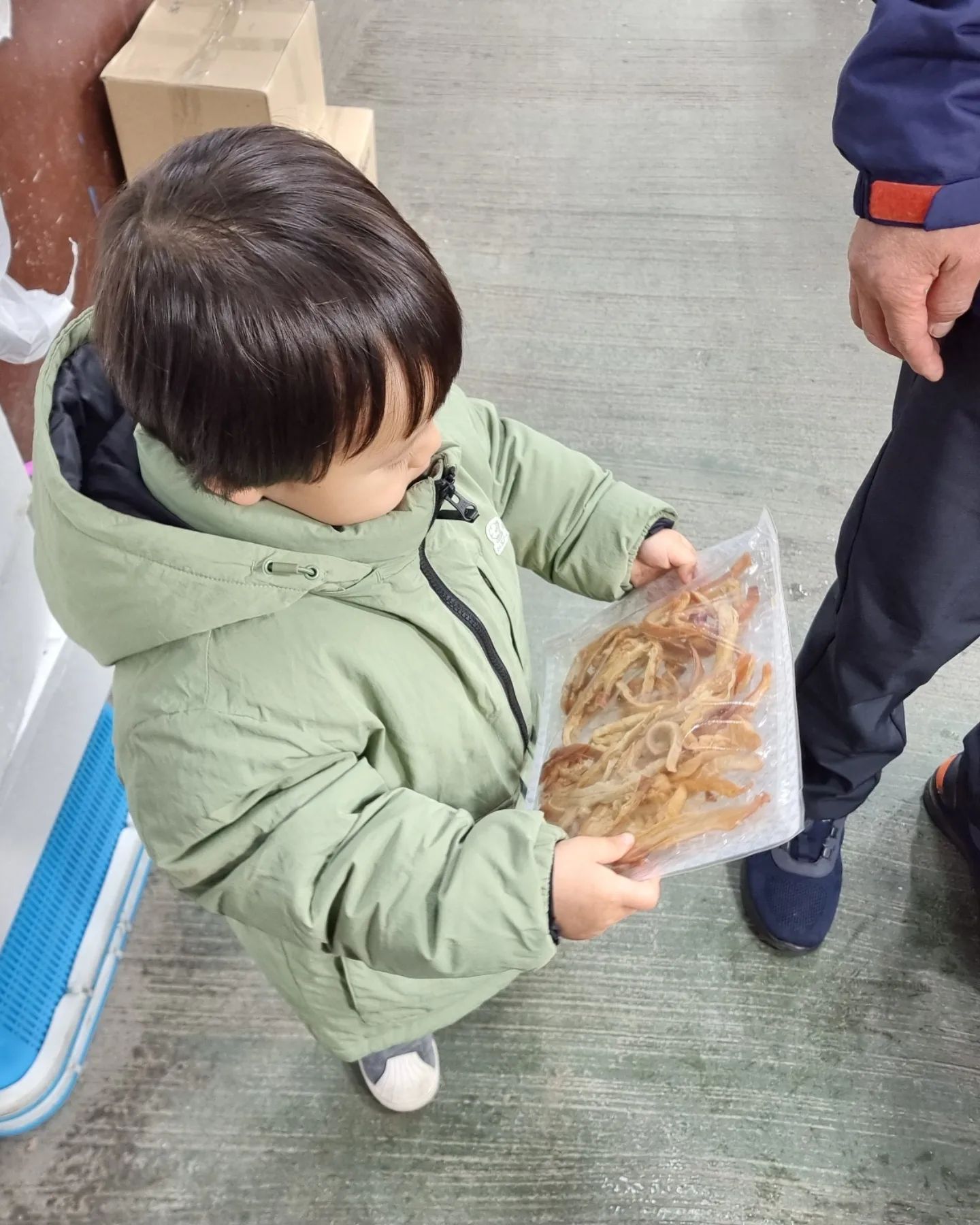 여수 여행 𝐏𝐚𝐫𝐭 𝟑⠀
⠀
⠀
마지막 날은 체크아웃하고⠀
수산시장에서 게장, 갓김치, 회 사고⠀
아기사자는 시식용 오징어 먹더니 맛있다고⠀
사달라고 해서 오징어를 겟하고는 소중히 들고 다니면⠀
마음에 드는지 뽀뽀를ㅋㅋㅋㅋㅋㅋ⠀
⠀
⠀
근처에 숙소에서 추천하는 ⠀
오션뷰가 예쁜 가고 싶었던 카페가 있어서⠀
카페로 출발!⠀
⠀
⠀
와...오션뷰도 미쳤지만 사장님도 착하시고,⠀
우리밖에 없었어서 아기사자도 마음껏 구경할 수⠀
있었던 넓고 예쁜 카페⠀
⠀
커피도 맛있고, 아기사자가 마시려고 산 딸기요거트도 굿👍⠀
여수 또 가면 여기는 또 들려야지😄⠀
⠀
⠀
⠀
⠀
📍갤리리안⠀
전남 여수시 돌산읍 강남해안로 78⠀
🅿️주차장있음⠀
▪️입구쪽 CU편의점 내려가는 길 표시 꼭 보고 내려가기⠀
▪️경사가 심하니 눈, 비 오는 날 조심⠀
▪️아기의자있음⠀
▪️포토존 많음⠀
⠀
⠀