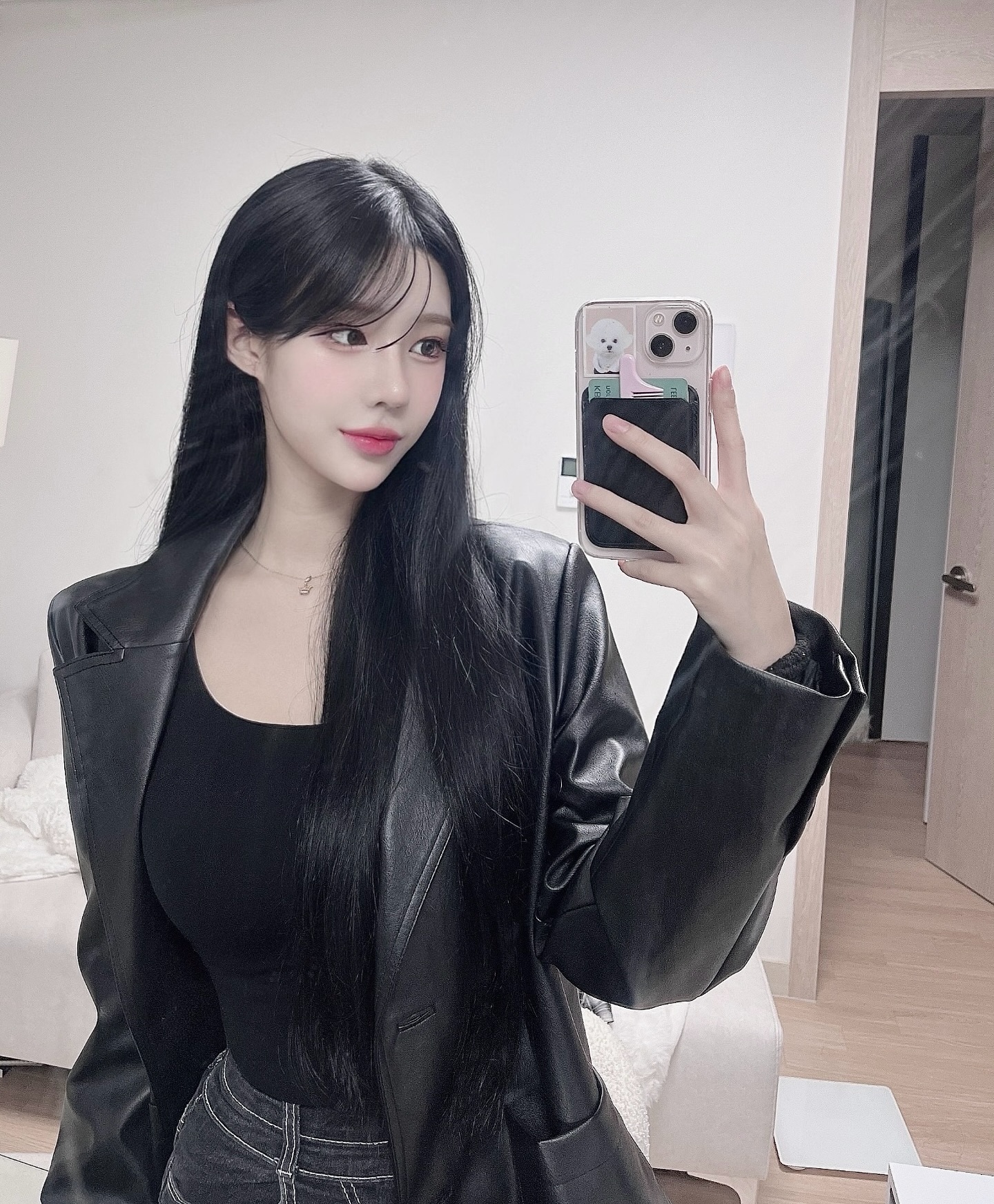 로웰에서 올리지오 받은지 벌써 한달 넘어가는 중 ❗
효과 최대로 나오는 시기라 이브날 맛있는거 한바가지 먹고도 붓기없는 얼굴로 크리스마스 보냈어요 ,,🫶🏻🤍
탄력 떨어지고 피부 쳐지는 겨울엔 더더 피부관리 필수입니다용