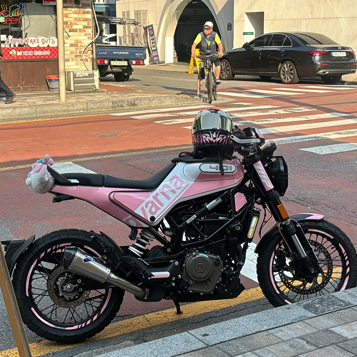 핑401도 이쁘다고 해주면 안댐 ?🤷🏻‍♀️ 

#husqvarna #husqvarna401 #bike #bikegirl
#motorcycle #f4f #밤바리 #밤바리라이딩 #라이더 #bikelife #2wheel #2wheellife #바이크 #바이크라이딩 #바이크그램