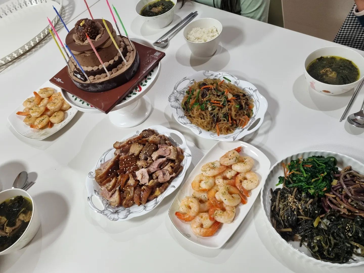 시누이의 사랑🩷

엄마인 나도 이렇게 안한거같은데
아침부터 정성스레 차려주고,
나는 늦잠자서 수저만 얹었네🤣🤣
족발도 직접 썰어서 ㅠㅠ흑흑 너무 고마워요😍😍😍

우리 시언니 사랑해여💕💕💕💕💕
tndu_stm707 

#hbd #9살생일 #9살 #시댁최고