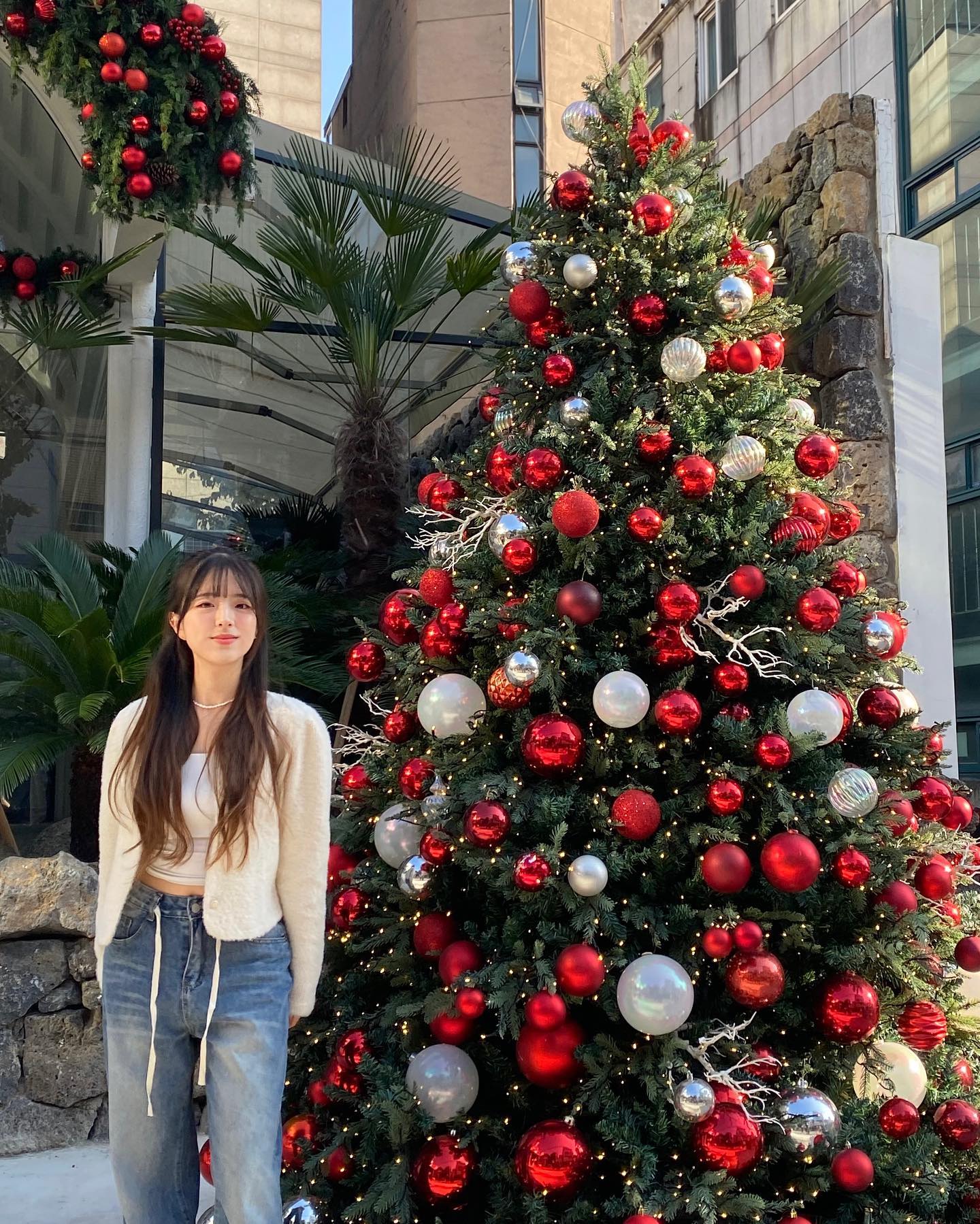 서울 속 제주 ʕ”̮ॽु⋆⁺₊⋆ ♡🎄
⠀
도심 속에서 제주감성을 느낄 수 있는 삼다코지를 소개합니다🧡
⠀
삼다코지는 제주삼다수의 플래그십스토어입니다! 푸른 야자수와 창문으로 쏟아지는 햇살로 제주의 풍경을 생생하게 느낄 수 있어요 ˃̵͈̑ᴗ˂̵͈̑ 
⠀
그리고 삼다수로 내린 아메리카노, 제주산 식재료를 사용한 다양한 메뉴도 경험해 볼 수 있습니다!! ☕🍊🌺
⠀
⠀
바쁜 도심 속에서 제주의 평온함을 만나봅써양🌿
cafe_samdacozy 
⠀
🌴 제주 삼다수 플래그십스토어 삼다코지
- 서울 마포구 독막로9길 34 
- 11:00~23:00 연중무휴 
- 인근 공영주차장 이용 가능