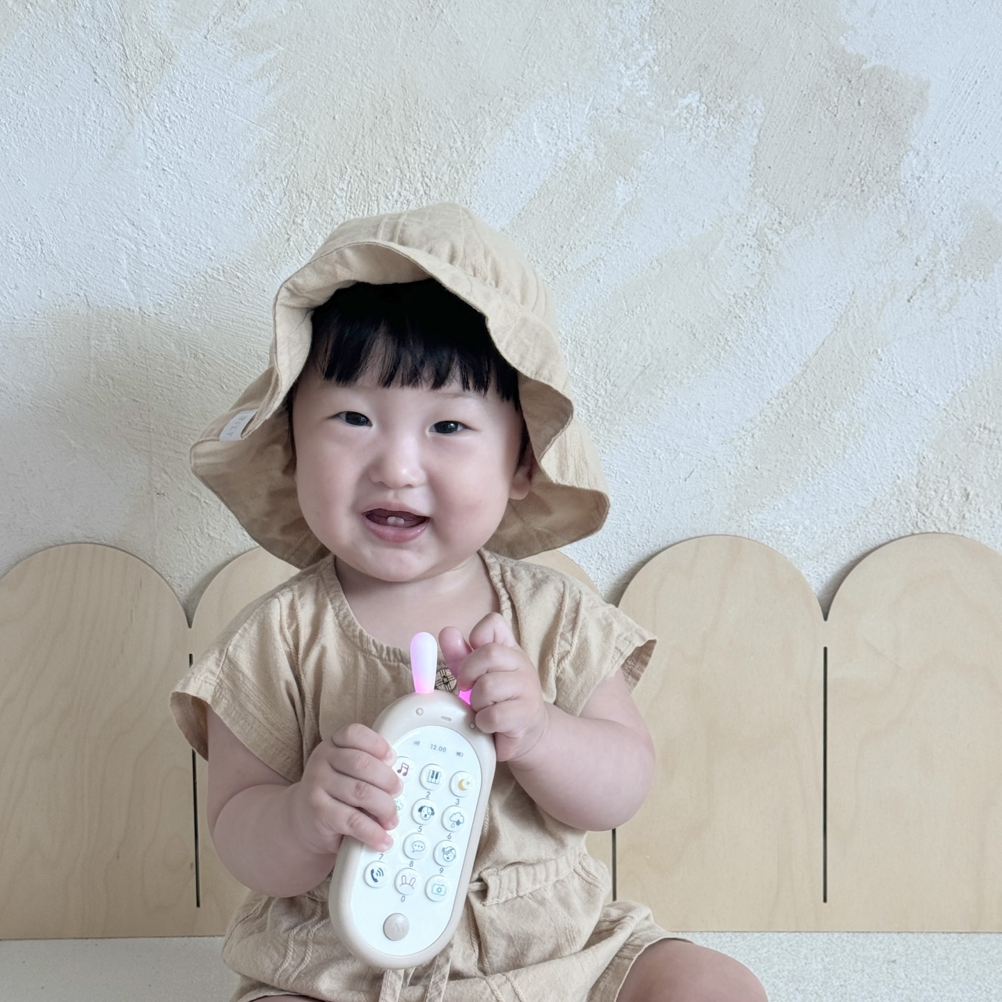 #광고

.
.

요즘 세상 껌딱지가되서 하루종일 안떨어지려하는데,,
세상에나 이가 4개가 함께 올라오고 있는거 있죠🫣

이앓이로 한참 칭얼대고~ 엄마만 찾는 거니
이럴때 아이 손에 쏘옥 들어오는 사이즈로 가지고 놀기 좋은
❝ 하베브릭스 아기 토끼 핸드폰 ❞을 손에 꼭 쥐어주면
버튼을 누르며 잘 가지고 놀아요👍🏻👍🏻

84개의 다양한 멜로디로 아이의 호기심을 자극하고
반짝반짝 빛나는 귀가 아이의 시선도 사로잡아준답니다🙌🏻

사랑해🤍넌 참 소중해 같은 예쁜말도 나와서~
옹알이할때 들려주어 바른 정서를 길러주기에도 안성맞춤.ᐟ.ᐟ

하베브릭스 아기 토끼 핸드폰은🐰
집에서도 유용하지만 외출할때 더욱 좋아요.ᐟ

컴팩트한 사이즈로 가방속에 쏙 들어가~
카시트에서도 유모차에서도 손에 쥐어주기 딱 이랍니다🫶🏻

◡̈ whittlestore_official 

.
.

#아기장난감 #100일아기장난감 #돌아기장난감 #옹알이 #발달장난감 #돌장난감 #돌아기장난감추천 #아기장난감 #국민육아템 #6개월아기장난감 #7개월아기장난감 #8개월아기징난감 #4개월아기장난감 #출산선물 #소근육장난감 #소근육발달 #아기선물 #돌선물 #하베브릭스 #아기토끼핸드폰
