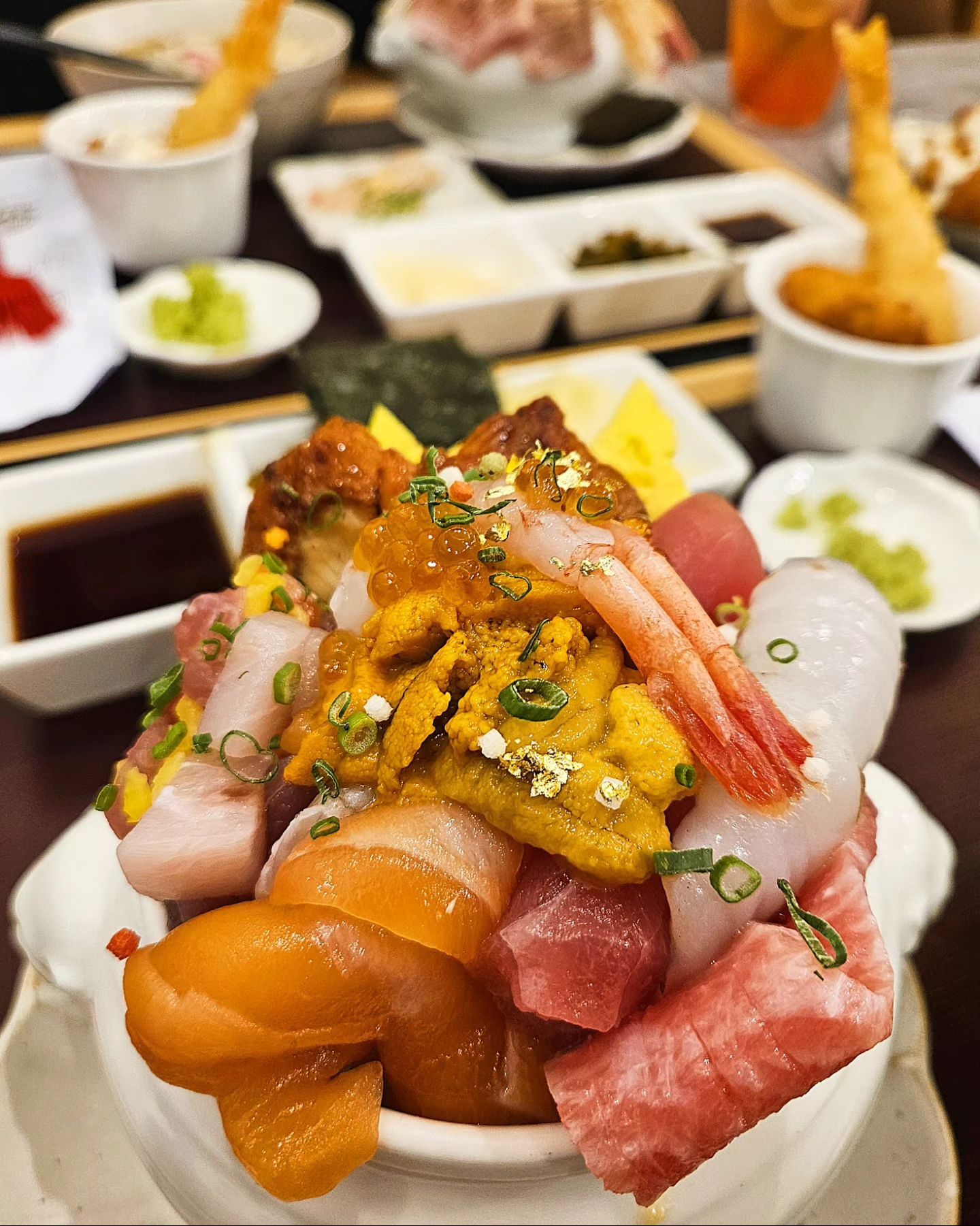 회 골고루 먹고 싶을때마다 가는 카이센동 맛집

역시나 실망 시키지 않은 비주얼🤩

으리으리한 비주얼의 대작 사시미 한가득 카미동
겉만 살짝 토치로 구운 아부리동도 수란과 함께 먹으니 꿀맛

역쉬 성게알은 수저로 떠먹어야 제맛👍

아쉬운 부분이 있다면 화이트 와인 가져가서 콜키지 이용했는데 와인잔이 갓 씻어서 아주 싱싱하게 물기를 잔뜩 머금은 상태로 나왔다는 점인데 아마 와인을 판매하지 않는 곳이라 그런듯
콜키지 차지 1.5만

왕십리 맛집 스시도쿠 카미동