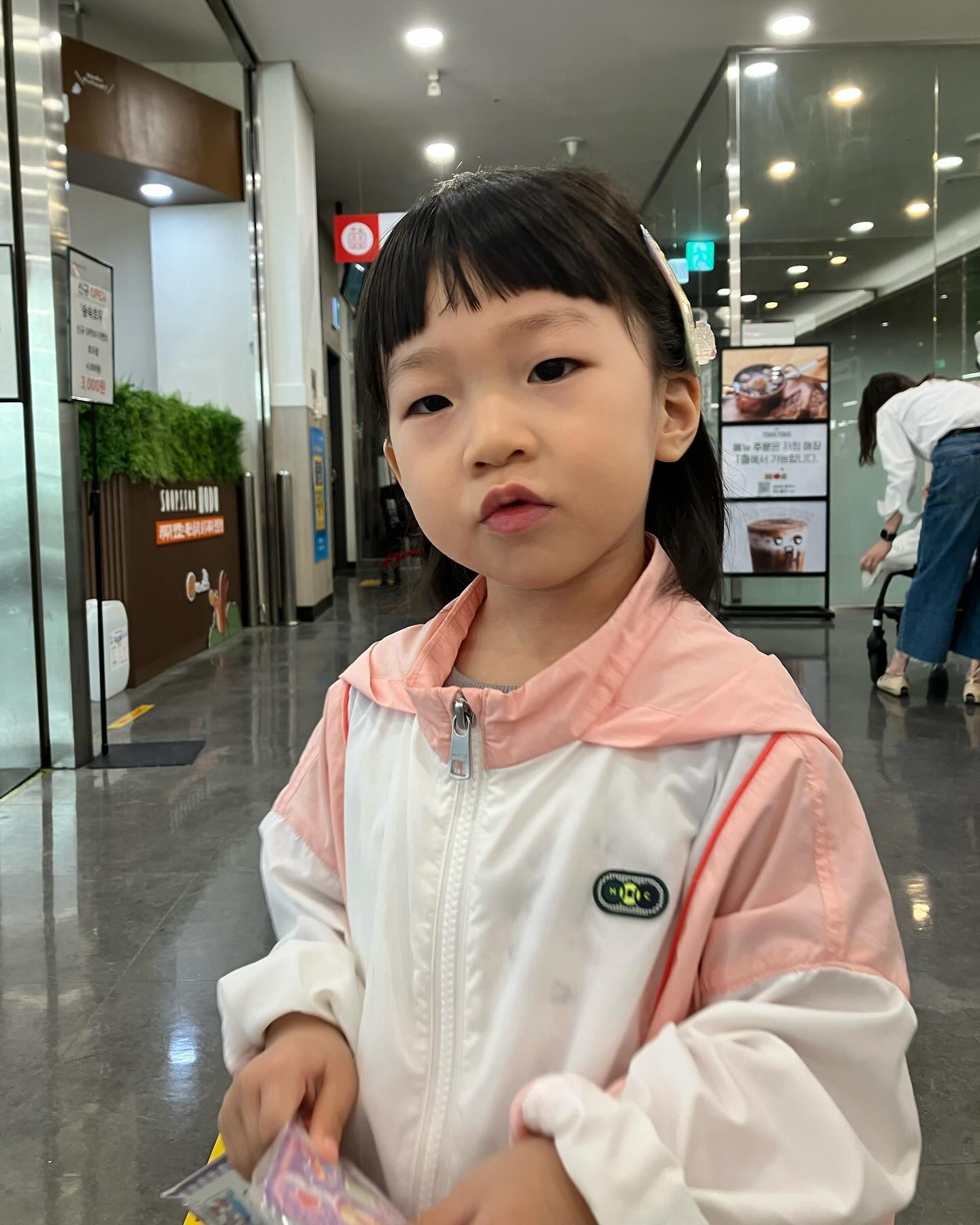 +926 30개월 12일 

◽️5차 영유아검진
◽️2차 구강검진
◽️경찰서 지문등록

울지않고 오전에는 영유아검진, 낮잠자고 밥먹고 오후에는 구강검진하고 불소도포까지! 병원을 이제 안무서워하는 소희 많이 컸다♥️

치과 끝나고 마트가서 삔2개 사고 집에오는 길에 버스도 타고 경찰서 들려 지문등록하고 경찰아저씨가 펜 선물로 주심ㅎㅎ

어린이집 안간 날이지만 외출 시간이 길어서 힘들지 않았당👍🏻

👶🏻영유아검진
13.2kg(61%) 92.2cm(66%) 48.2cm(57%)
동그라미를 그릴 수 있게 연습하기
미운4살이라 떼가 많을 수 있음
기저귀는 이번년도에 떼는걸로! 밤잠 기저귀는 5살때까지도 괜찮음
시력검사는 네돌지나고 해도 됨
영상은 스토리 있는걸로 15분정도, 숏츠처럼 빠르게 여러개 보지말기
밤에 자다가 자주깨는건 철분부족일 수도
이 외 모든건 양호

👶🏻구강검진
충치없음 
쪽쪽이때문에 이가 좀 틀어짐 
치실 사용하면 좋음
6개월에 한번씩 불소도포하면 좋음
윗니 어금니 아직 안남
가글은 오글오글 퉤 가능할때 하면 좋음
감기걸리면 입벌리고 자고 혀가 말라서 입냄새 남
자일리톨 무설탕캔디 먹어도 좋음
치아가 작기때문에 1단계 칫솔쓰고 불소함량 높은 치약으로