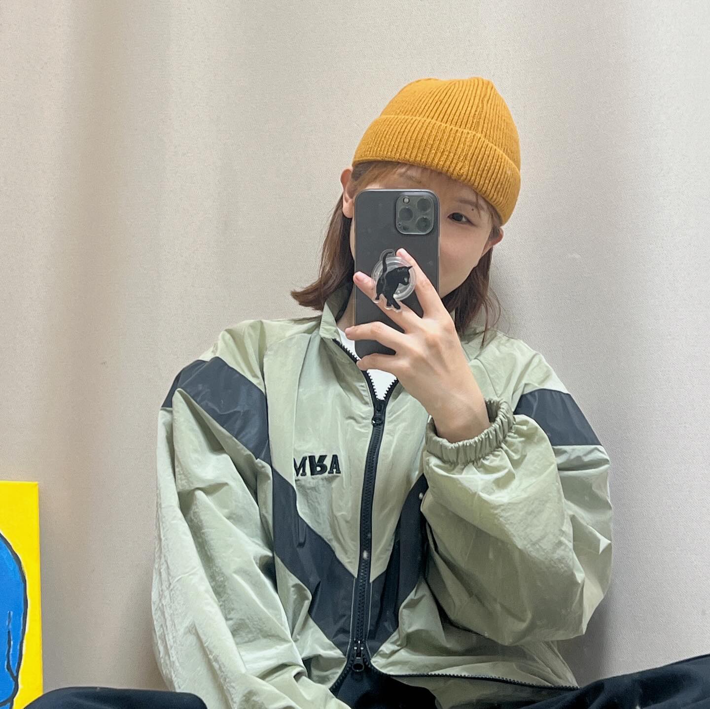 🧡💚

요즘 낮엔 바람막이만 입어도 안춥네요?
겨울인듯 겨울아닌 겨울

🐈
#묘링룩 
-비니 #다이소추천템 
-자켓 dazhini_room 
-폰케이스 malrang_factory