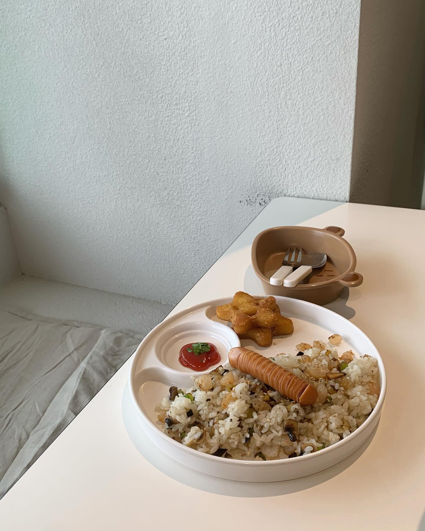 귀여운 식사 🍚 

밖에서 먹는 볶음밥은 달랐지 ~~ 

해쉬브라운 보다 소세지가 더 좋은 아인이 🐣