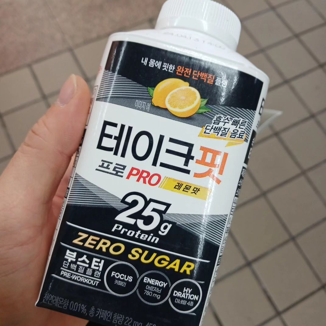 #협찬 #부스터단백질 #프로단백질 #단백질음료 #단백질보충제 #편의점단백질 #편의점단백질음료추천 #스포츠음료 #프로틴음료

이젠 편의점에서도 헬스장에서도 언제든 구매 가능한 프로틴음료

테이크핏은 처음인데 오늘 명동 쇼핑하다가 2+1  행사하길래
구매해서 먹어봤는데...

보통 단백질은 무거운 감이 있거나 더부룩할 수 있는데
요거는 25그램 섭취가  물처럼 부드럽게 마실 수 있어서 부담이 없다

레몬맛.복숭아맛 두가지인데 둘다 호불호 없이 먹을 수 있을듯^^

제로슈가 단백질25g 카페인  아르기닌 들가있어서
운동전에 베타알라닌만 섞어먹으면 부스터 대용될듯 ㅎ

테이크핏 프로 브랜드 위크 기간으로 3월28일까지 할인된 금액으로 구매가능^^

개인적으로 패키지가 두툼해서 굉장히 든든하다 ㅎ

https://brand.naver.com/namyang/category/86594242565a4d4d8375f43f388b275
