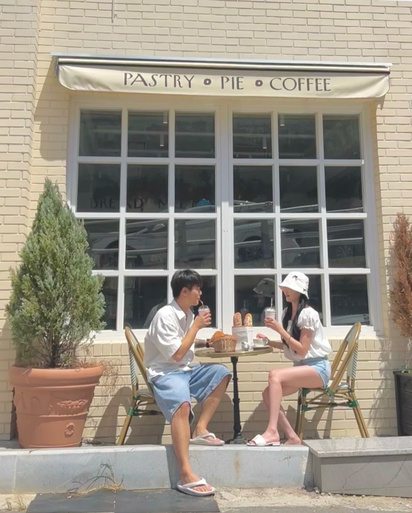 영도에는 유럽갬성이 많댜ㅑㅑ🇫🇷
하트 프레젤 🥨 넘나 귀욥 🧡

📍브레드 밋 파리
영업시간 11:00 - 20:00