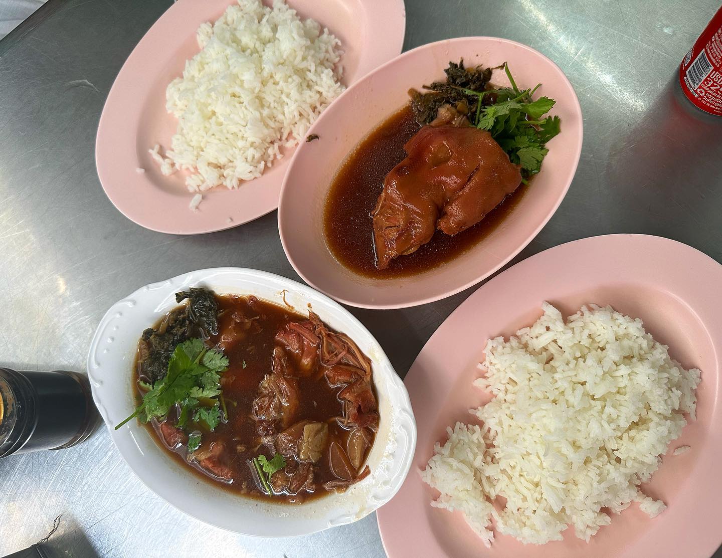 #태국현지맛집 #짜런쌩씰롬 #족발덮밥
백종원이 다녀간 맛집이라해서 방콕 가면 꼭 먹고싶었던 족발덮밥 맛집💖
늦게 일어낫지만 포기모태!!

✅웨이팅은 기본이라서 아침 일찍 가야한다
✅위생이 좋지않다
✅고수 러버들은 고수랑 먹으면 존맛탱
✅소스를 공용으로 쓰는데 소스랑 궁합 난 별로ㅠ
✅한국인 입맛으로 제일 잘 맞았던 음식

다시 방콕을 간다면 방문하고 싶은 족발덮밥 집