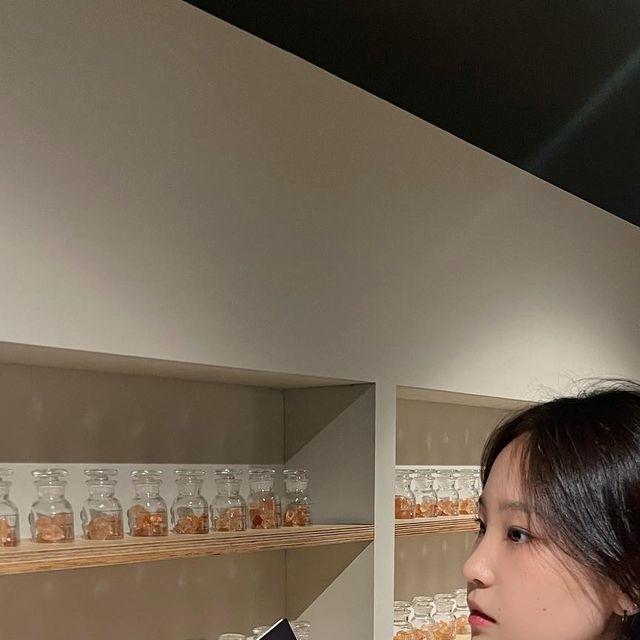 윤영채 on Instagram: "✨짙은 농도에 정신이 혼미해〰️🫠 향수공방데이트함…🫶🏻 매우 집중한 그녀의 영상…🤦🏻‍♂️"