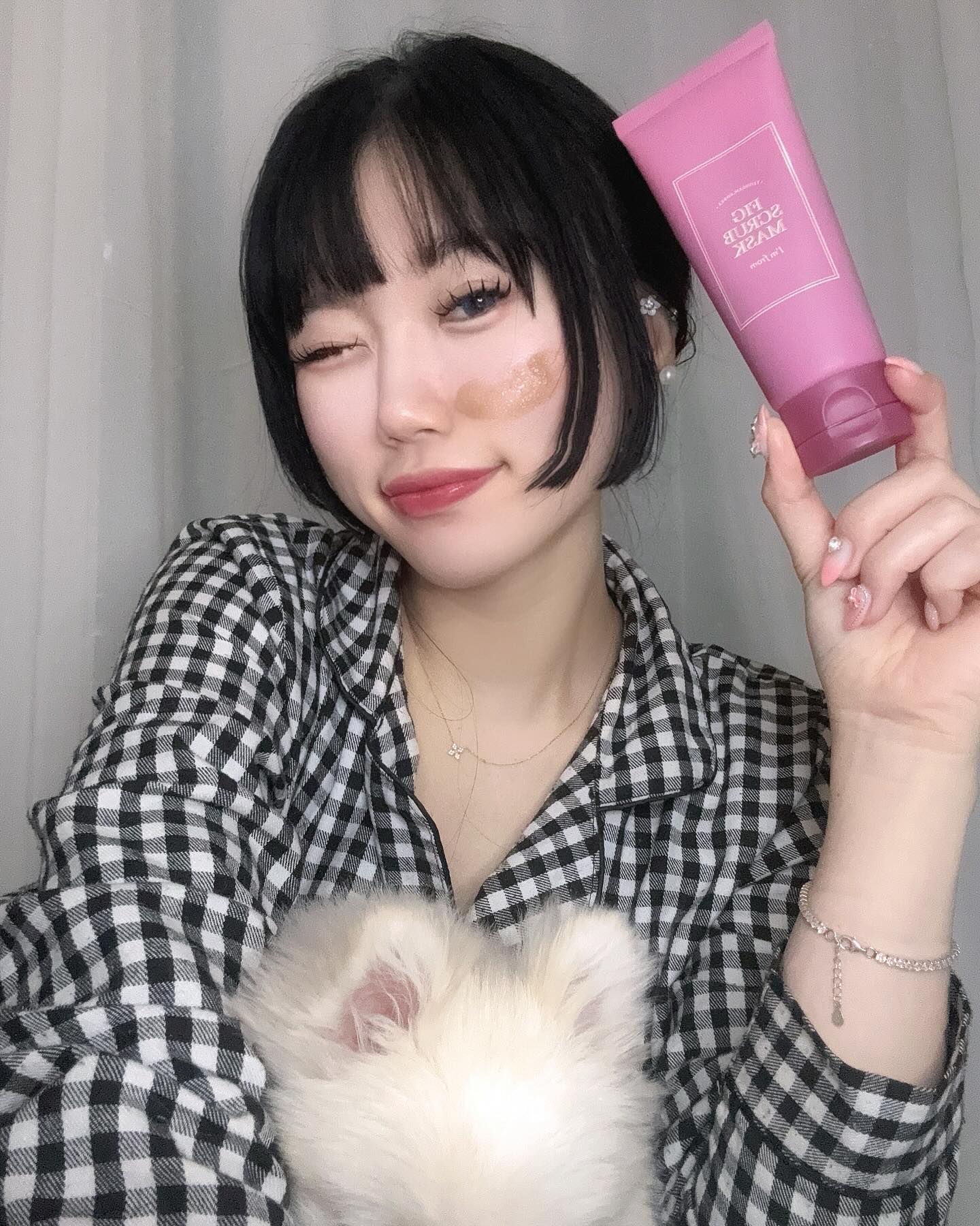 #협찬 #제품협찬  ෆ˃̵͈̑ᴗ˂̵͈̑ෆ

팩 맛집 아임프롬에서 튜브형인 피그 스크럽 마스크가 출시되었어요💕

무화과로 녹이고 흑설탕으로 지우는 저자극 이중케어 스크럽으로 최소한의 자극으로 즉시 피부결 개선되는게 느껴져요!
요즘 아무래도 봄철이다보니 피부 요철,각질 등 신경쓰이는게 한두개가 아니였는데 피그 스크럽 팩을 사용하고 피부걱정 끝.. 
끝판왕 화잘먹템...(⸝⸝ᵒ̴̶̷ .̫ ᵒ̴̶̷⸝⸝)♡

무화과와 함께 숙성한 고운 흑설탕 입자로 모공속 노폐물인 블랙해드랑 피지 등 제거되고
팩 씻어낸 직후에도 당김없는 촉촉함이 유지됩니다!( •ૢ⚈͒⌄⚈͒•ૢ )
무엇보다 핑크 덕후인 제가 환장할만한 핑크 패키지💕
아무래도 튜브형이다보니 위생적으로 사용도 가능하며 여행 다닐때도 진짜 너무 좋을듯한 휴대성을 갖고 있답니다!

물을 묻히면 더욱 부드러운 크림타입으로 변하는 잼투 크림 텍스쳐로 완전 강추!!
올리브영 온라인몰에서도 구매가능하니 우리 피부관리 같이해요🫧

#아임프롬 #아임프롬피그스크럽 #피그스크럽마스크 #피그스크럽마스크튜브형 #올리브영 #올리브영마스크팩 #올리브형추천템 #올리브영추천 #마스크팩 #각질제거 #각질케어 #피지제거 #피부결관리 #스크럽 #셔누픽