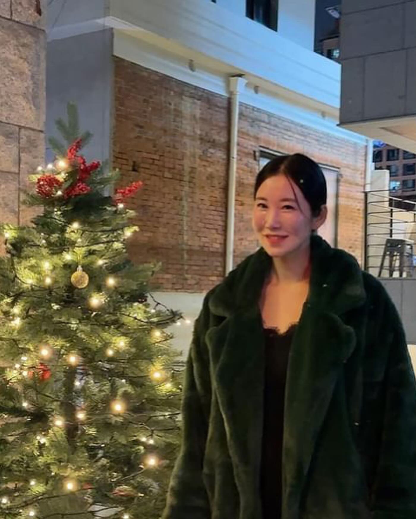 땅보러 간거 아니고, 크리스마스트리를 형상화한 드레스코드임 🎄 이라고 해봤자 안속겠지. 집순이는 츄리닝밖에 없는걸

도회&잔상&신조(w.니따)

좋아하는 위스키바에서 워밍업하고, 좋아하는 와인바에서 크리스마스 디너코스 뿌시면서 화이트랑 레드 한병씩, 아쉬워서 친한 사장님네 이자카야 갔다가 김지선이는 장렬히 전사하였고 27일경에 일어났습니다…(술을 많이 먹었다기보다, 신경안정제 탓인것으로 해주라)

여튼 정말로 맛있었다 …✨
잔상 요리랑 와인은 진짜 최고 🙌
jansang_seoul 

파티원 모집은 과히 성공적이어서, 
첫만남이라기에 무색하게 수다떠느라 같이 사진찍을틈도 없었다는것…

#2023크리스마스뒤늦은후기 #연남동와인바