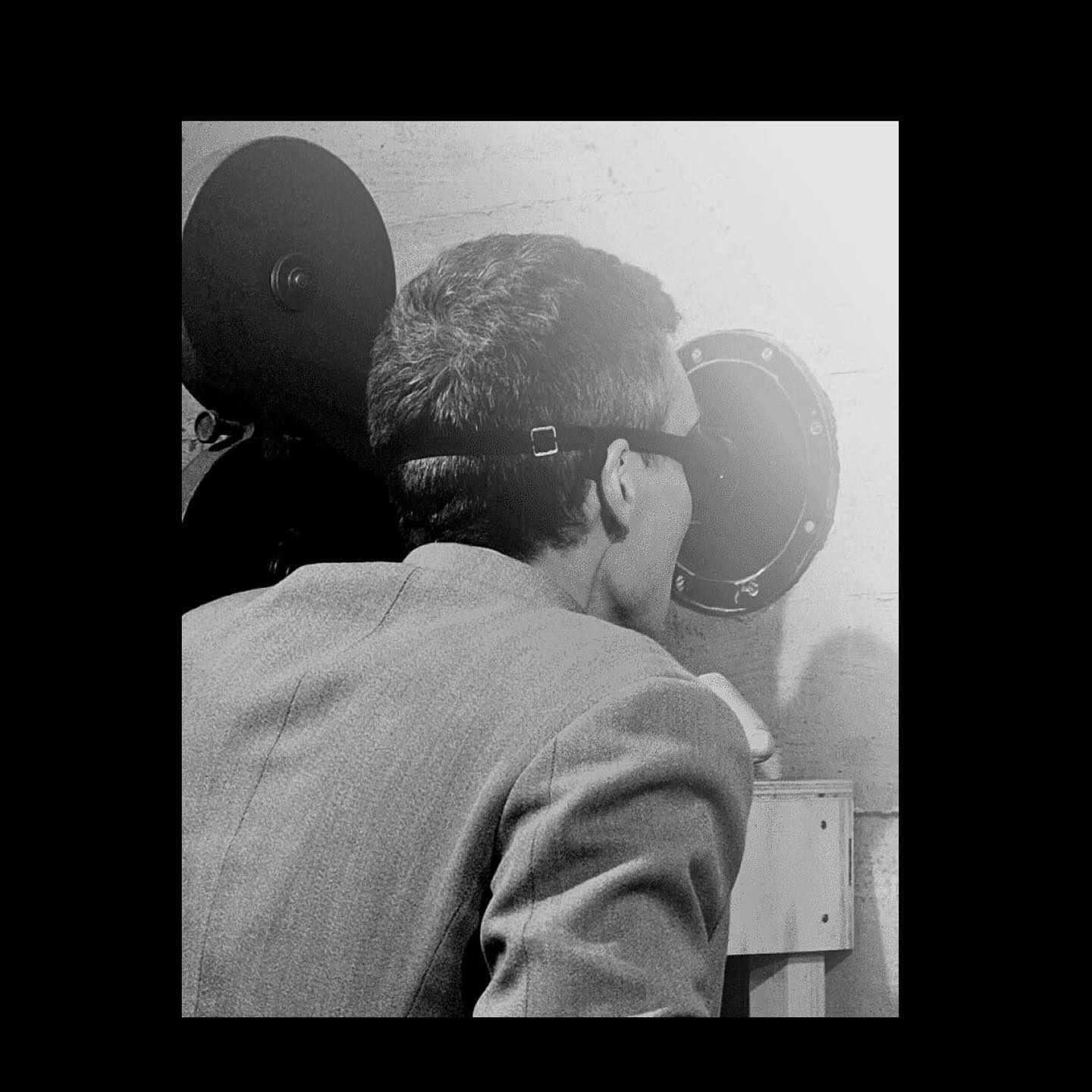 ❝ Can you hear the music Robert? ❞ 
  Movie Oppenheimer Quotes

23년도 마지막 영화, 오펜하이머

생각이 많은 나를 그대로 담은 듯한 영화라서 잊지 못할 영화.

시간이 갈수록 여유를 느끼게 되고 찾게 되다보니
아쉬운게 없어졌다.
MZ세대니 뭐니 하지만 사업하면서 
'여자','20대 여사장','카페'라는 이 단어들이 생각보다 
한계를 두게 한다는 걸 많이 느낀다.

뭐 대단하니, 진취적이니 성숙하다니 하지만 
그렇게 말하는 사람들의 말과 달리 행동은 다소 젠틀하지 못하다.
그래서 성차별적인 부분에 대한 생각은 느끼지 못하고 살던 
나에겐 첨으로 이번 한해는 달랐다.
( 부디 ..! 이 글을 읽게 된다면 여사장을 보는 눈이 넓이지길^^)
그러고 보니 이제는 20대 후반에 서 있으면서 
'결혼','노후'라는 단어 보다는 
내 목표가 더 선명해지게 되었다. 

그걸 존중해주고 그렇게 사는 나를
응원하고 격려해주는 이들에게 더 힘을 얻는 것 같다 :) 

앞으로 나는 '월 1억 매출'이라는 
타이틀을 가지고 더 달릴 것 같다.

모든 이들의 앞날도 응원하며
남은 한해도 흥미롭게 마무리해보자✨