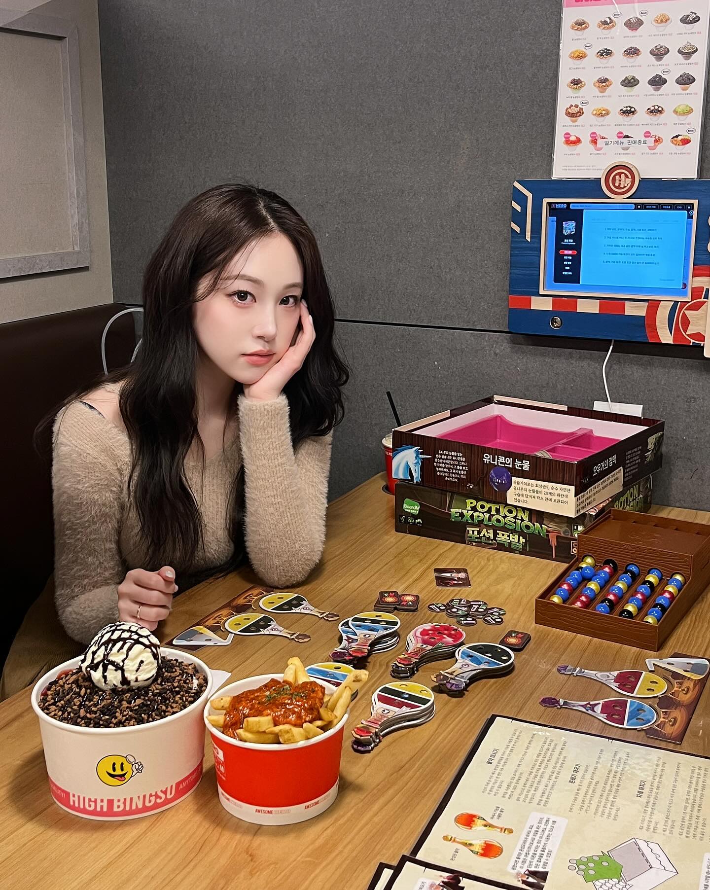 #광고 플스/닌텐도부터 짱맛 간식까지!🎮🥯
보드게임카페에 4시간 있어보신분~~🙌🏻

“히어로보드게임카페”에 다녀왔어요!
평소에도 저의 최애 보드게임카페는 이곳인데요- 인테리어도 예쁘고 시설, 소품 하나하나 청결해서 좋아하는 카페!❤️ 

타 보드게임카페와는 다르게 음료부터 식사메뉴, 빙수까지 정말 다양해서 먹는 재미도 있어서 4시간이나 놀았는데도 아쉬웠던거 있죠🥹😋 

-
📍히어로보드게임카페 발산점
🏷️ 서울 강서구 강서로 385 3층 
🏷️ 일-목(13:00~24:00) 금-토(13:00~01:00)
-

오랜만에 방문했더니 플레이스테이션에 닌텐도까지 구비되어있더라구요✨ 하나하나 다 해보느라 시간가는줄 몰랐는데 4시간이나 놀고왔던 저,,❤️ 생일이시면 시간 무제한 무료인것도 아시죵?! 히어로보드게임카페 발산점! 추천드려요🥰
*
*
*
hero_stagram_ 
#보드게임 #보드게임카페 #히어로보드게임카페 #히어로보드게임카페발산점 #강서맛집 #발산역카페 #발산카페 #발산동맛집 #서울카페 #서울핫플레이스 #발산데이트 #서울데이트코스 #빙수맛집