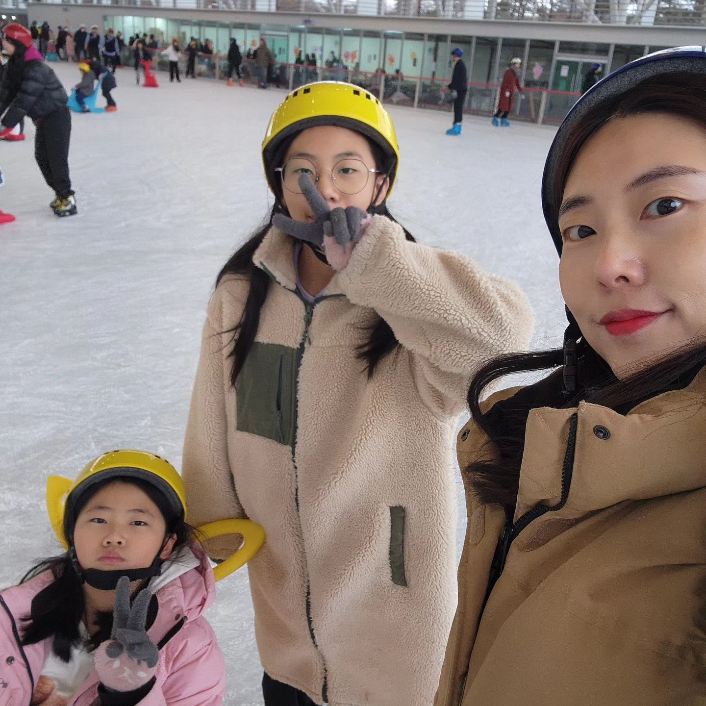 어제 릴스로 먼저 올렸던 대전엑스포시민광장 야외스케이트장
오늘은 사진으로 올려봐요~~ 

셋이 갔더니 제 사진은 같이 찍은 셀카밖에 없네요😂😂

저두 스케이트 잘 못 타는데 돌고래 애들 밀어줄때 제일 잘 탔어요ㅋㅋ 
기쁨이는 사랑이 잠깐 태워주고 사랑이가 기쁨이 태워주느라 고생했던🤭🤭

저는 이제 발아파서 한시간도 못 타겠더라구요🤣🤣

블로그에 자세히 포스팅해뒀어요~~ 
프로필링크 참고해주세요!

#다같이셀카 #엑스포시민광장야외스케이트장 #엑스포시민광장 #야외스케이트장 #천원의행복 #대전야외스케이트장 #대전여행