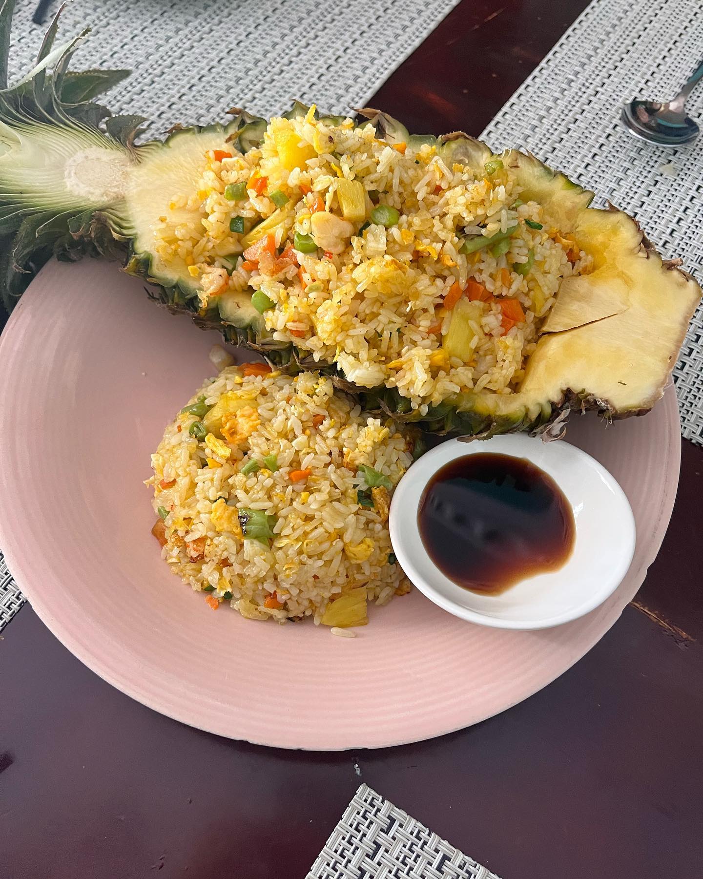 나트랑 맛집 2탄 - 린스 베트남 퀴진 (Linh‘s Vietnamese Cuisine)

나트랑 하바나호텔은 해변 바로 앞이라 그런지 근처에는 생각보다 밥먹을 곳이 없더라구요!ㅠ 그래서 구글맵으로 점심먹을 곳을 찾다가 평도 좋고 멀지 않아서 방문해봤어요! 가게 인테리어도 예쁘고 2층에 앉으면 뷰도 좋을 것 같았어요! 한국인들도 자주 오는 식당인지 메뉴판에 한글이 써있어서 주문하기 편하고 좋았습니다! 

저는 해물 파인애플 볶음밥129000동(한화7000원), 새우스프링롤69000동(한화3700원), 모닝글로리볶음69000동(한화3700원)을 시켰어요! 처음에 볶음밥을 2개 주문했더니 깜짝놀라시면서 양이 많으니 하나만 먼저 시켜보고 나중에 추가로 주문하라셔서 일단 하나만 먼저 주문해봤어요!

해물 파인애플 볶음밥이 나왔는데 왜 2개 주문할때 깜짝 놀라셨는지 바로 알겠더라구요 ㅋㅋ 거의 두공기 분량의 볶음밥이 나왔어요! 맛은 평범하지만 또 해물파인애플 볶음밥은 이맛이지! 하고 익숙한맛! 이여서 맛있게 먹었고 새우스프링롤이 정말 맛있었어요!! 같이 나오는 느억맘 소스에 찍어먹으면 환상💕모닝글로리도 마늘향이 가득 나서 맛있게 먹었어요 ㅎㅎ

하바나 호텔이나 나트랑 해변 근처에서 가볍게 볶음밥 먹을 곳 찾으시면 가보셔도 좋을 것 같아요! 가격도 괜찮고 정말 위생적이고 맛도 좋았습니다! 얼음을 부탁드리면 그릇 한가득 퍼주시는 센스도 넘 좋았어요 ㅎㅎ
.
.
.
#먹스타그램 #푸드스타그램 #맞팔 #맞팔해요 #맞팔환영 #맞팔선팔 #소소한행복 #소주 #소통 #좋아요반사 #좋아요 #좋아요환영 #좋아요환영 #food #foodstagram #내돈내산 #나트랑여행 #나트랑맛집 #나트랑 #베트남나트랑 #베트남맛집 #나트랑해변맛집 #나트랑볶음밥