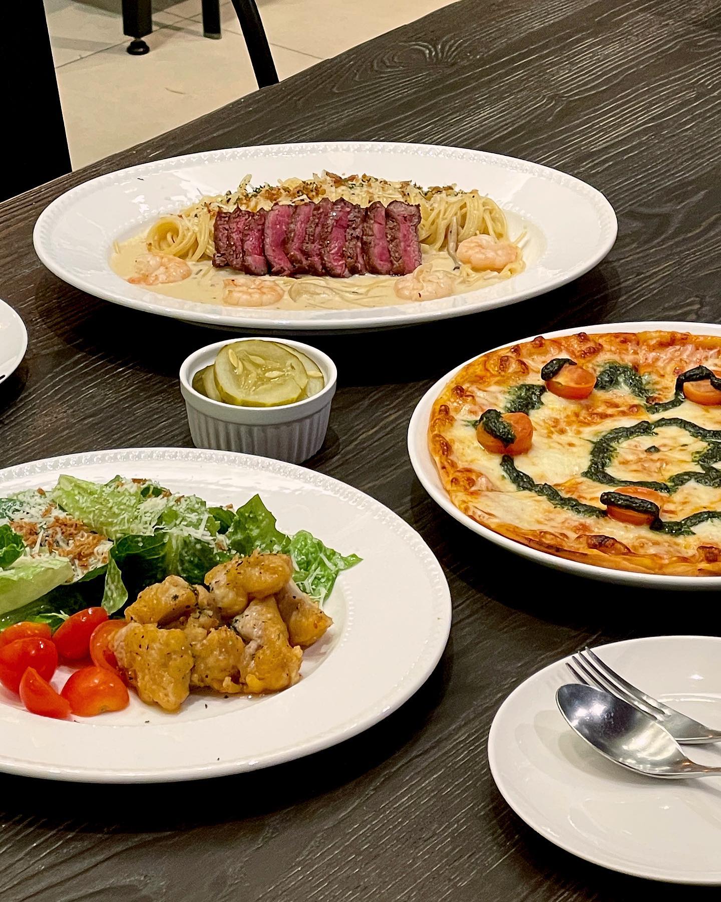 #현대백화점킨텍스점 #시그니처랩
_
#일산현백 지하1층 양식 레스토랑🍽️
파스타 재료와 소스를 선택가능하고
토핑으로 스테이크도 추가 할 수 있어요.
이 날은 크림소스가 땡겨서
크림파스타로 먹어봤는데
꾸덕하고 고소하고 맛있었어요!😘
샐러드, 피자까지 합리적인 가격에
먹을 수 있어서 좋아요-