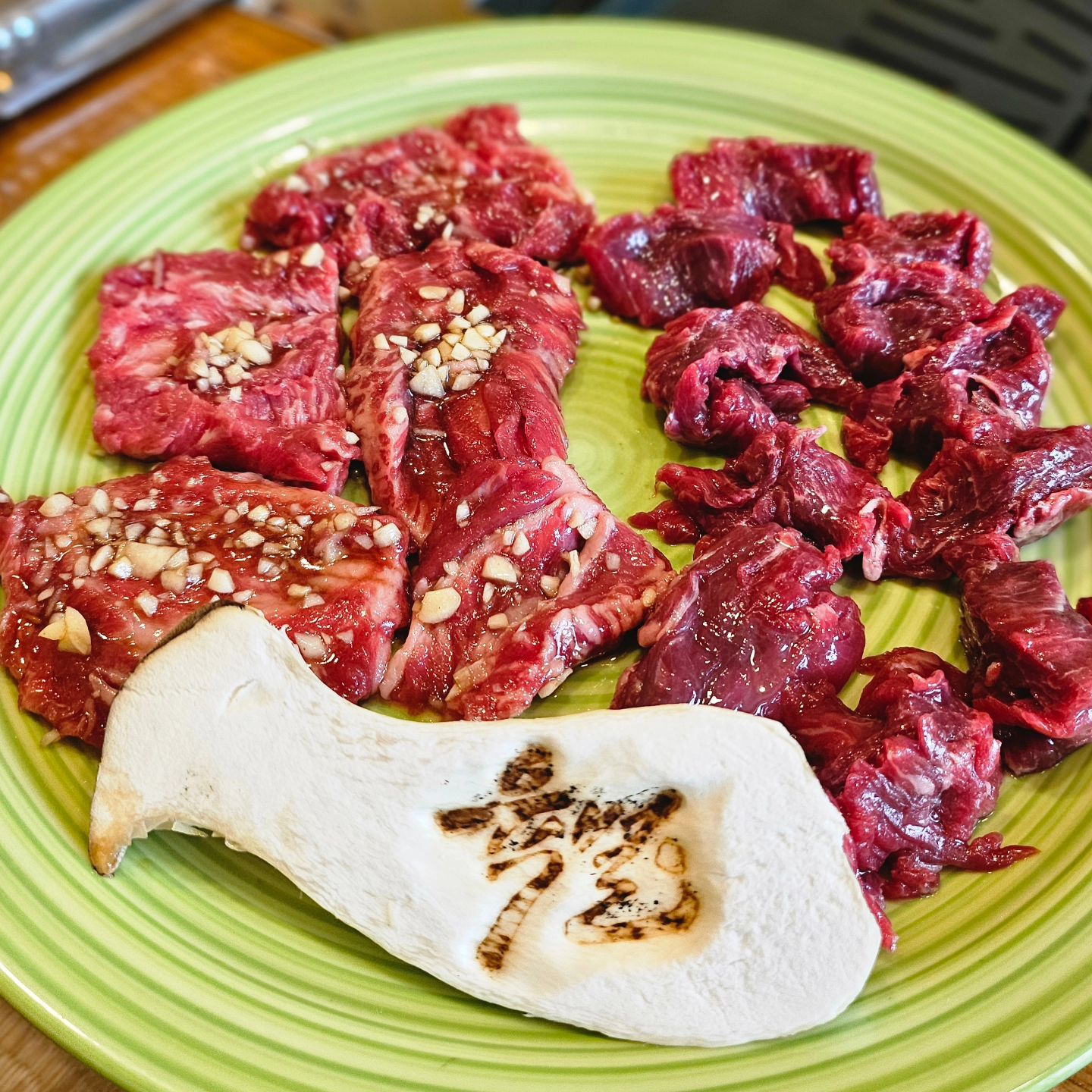 #협찬
방이동에 착한가격 한우 맛집 육벌🥩
프라이빗한 룸들이 있어서 단체는 물론 소수의 인원도 프라이빗하게 이용가능해요.

소한마리당 250g밖에 나오지 않는 제비추리를 맛볼 수 있는 제비추리 전문점!

그 외 식사류도 다양해서 든든하게 먹을 수 있는 고기집이에요.

🏠주소
서울 송파구 오금로13길 6  2층

🕰영업시간
매일 10:00 ~ 23:00
라스트 오더 22:30

☎전화번호
0507-1438-6697

#육벌 #방이동맛집 #방이동회식 #방이동소고기 #석촌호수맛집 #방이동한우 #방이먹자골목 #방이동먹자골목 #석촌호수고기집 #방이동고기집 #잠실맛집 #잠실소고기 #잠실소고기맛집 #제비추리 #제비추리전문점