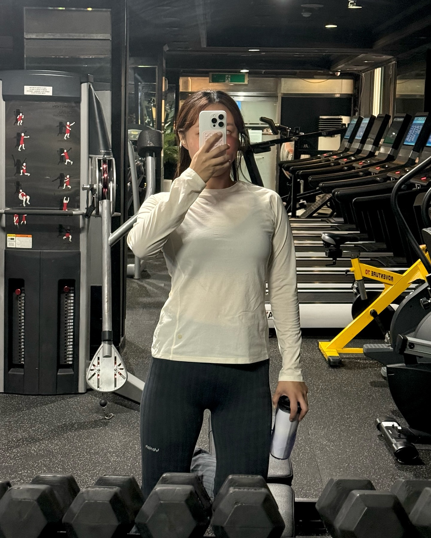이번주 주5일💪🏻✨
주 3회 피티!
선생님이 차분한 분이라,
우리한테 잘 맞아서 더 좋으댜!😁

허벅지 뒤 셀룰라이트 사라짐..
어느 날 반바지 입은 내 뒷모습 봤는데
너무 놀랐자나....?🤭🫶🏻

#헬스장 #헬린이 #운동스타그램 
#운동하는직장인 #관리하는여자 #운동하는여자 #운동복