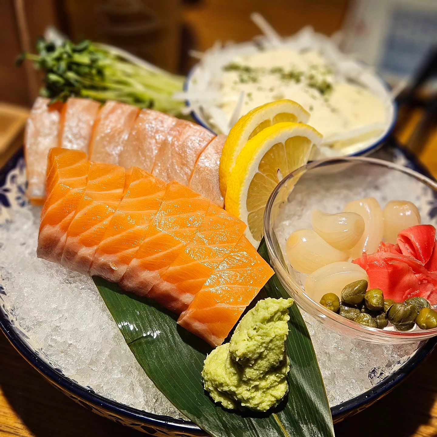 #협찬 꼬치가 맛있는 송도 다이닝 이자카야 추천 🍻
분위기 좋게 한 잔 하기 좋은 이자카야,
안주까지 맛있으면 금상첨화인데요 ☺️
요번에 정말 맛있는 연어&꼬치구이
다이닝 이자카야를 발견해서 추천드리려구요!
바로 '연꽃치 송도드림시티점'입니당 💕

연꽃치 송도드림시티점은
인천 송도 꼬치맛집, 연어맛집으로 유명한데요
저희도 꼬치 9종과 연어반접시를 주문해봤어요
거기에 시원한 아사히 맥주까지 🍺 

겨울이라 웃옷과 가방보관하기가 번거로웠는데
연꽃치에는 의자밑에 짐 보관함이 준비되어있고
테이블에서 바로 주문할 수 있어 편리하더라구요 👏

조금 수다떨고 있으니
메뉴가 금방 준비되어 나왔는데요,
연어가 숙성연어에다가
정말 두툼하게 썰어나와서
식감도 최고 맛도 최고 👍

거기에 꼬치도 다양한 소스와 밑반찬,
마무리 꼬치로 두 번 나눠서 나와서
먹기도 편하고 맛있고
모든게 정말 만족스러웠어요!

맛있고 퀄리티 높은 메뉴로
또 방문하고 싶은 
연꽃치 송도드림시티점

송도에서 맛있는 이자카야,
분위기 좋은 데이트 장소 찾으신다면
꼭 한 번 방문해보세요 ❤️

매장 위치 및 연락처
✔️인천 연수구 컨벤시아대로 81 (송도동, 드림시티)
✔️0507-1324-6894

#송도이자카야 #송도술집 #송도꼬치 #송도연어 #송도맛집 #송도센트럴파크술집 #송도센트럴파크맛집 #송도해양경찰청술집 #송도해양경찰청맛집 #연꽃치 #연꽃치송도드림시티점 #송도데이트 #송도소개팅 #송도꼬치구이 #인천이자카야 #송도연어맛집 #송도꼬치맛집