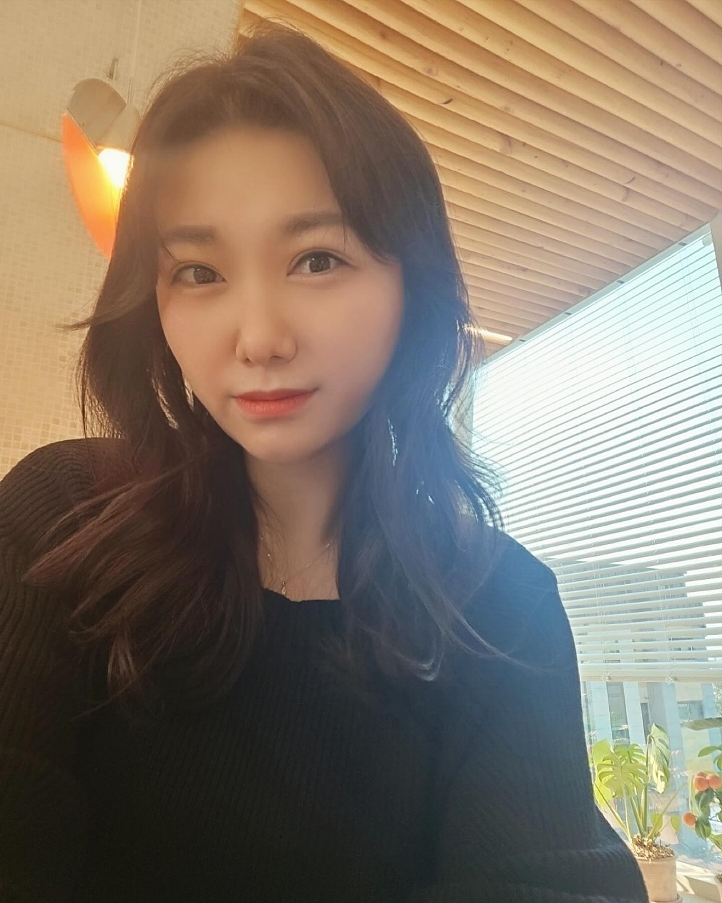 신상 묭실 다녀옴😊

#킨텍스미용실 #올하나헤어 #다인디자이너

염색만 했을 뿐인데 클리닉 한 것 같은 머릿결과 
펌 한 것 같은 드라이까지 예쁘게 해주심

염색을 빗으로 한번 바르고 핸들링 찹찹찹 
완전 꼼꼼하게 도포해주셔서 칼라가 잘 나온 듯💕

앞머리 만지는 법 상세히 알려주셔서 
오늘 해봤더니 진짜 잘 됬다리 ㅋㅋㅋ

나와 같은 MBTI 보유한 다인쌤🙂
내가 먼저 협업하자고 어필한 디자이너는 
쌤이 처음이에요.🫶🏻

앞으로 무한 잘 되실 듯 합니다!!
올하나헤어 오픈 홧팅하세여어!!

#진심맘에들어서쓰는후기
