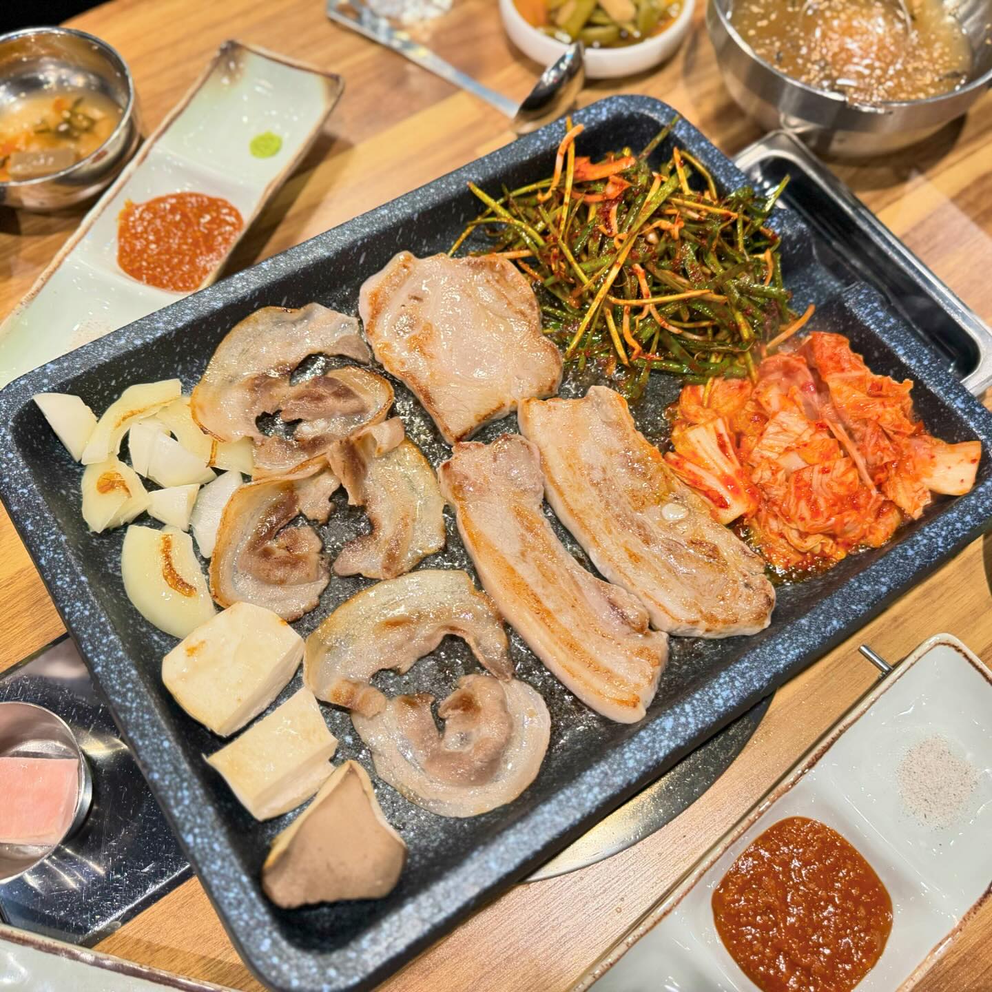 월요병을 이겨내기위해
평촌학원가 맛집인 #일미돈 을 방문했어요

🔸숙성 삼겹살 15,000원
🔸숙성 목살 15,000원
🔸일미꽃삼겹 16,000원
🔸김치볶음밥 4,000원
🔸제로콜라 2,000원

배가고파서 종류별로 주문을 했는데요~
사장님이 직접 고기와 함께 곁들여 먹을 수 있는 부추겉절이와 김치도 구워줍니다~😋😋

숙성된 고기가 맛있고 부추겉절이 양념이 중독성 있고 가성비 좋고 회식장소로 손색이 없는 평촌학원가 맛집 일미돈 완전 추천드려요👍👍

🏠주소: 경기 안양시 동안구 귀인로190번길 39-23 1층
🚘주차안내: 매장 앞 주차가능
매장 앞 주차공간이 없다면 평촌주차빌딩 주차 가능
1시간 무료 *주차장 주소 : 귀인로190번길 39

📞전화번호: 0507-1354-8399
🕰️영업시간: 매일 11:00 ~ 24:00
✨ 단체 이용 가능, 예약, 무선 인터넷, 대기공간, 유아의자

#안양맛집#평촌맛집#평촌학원가맛집#안양삼겹살#평촌삼겹살#평촌학원가삼겹살#평촌학원가회식#모임장소#삼겹살맛집#일상#좋아요#소통#선팔환영#맞팔환영#먹팔환영#리뷰노트체험단