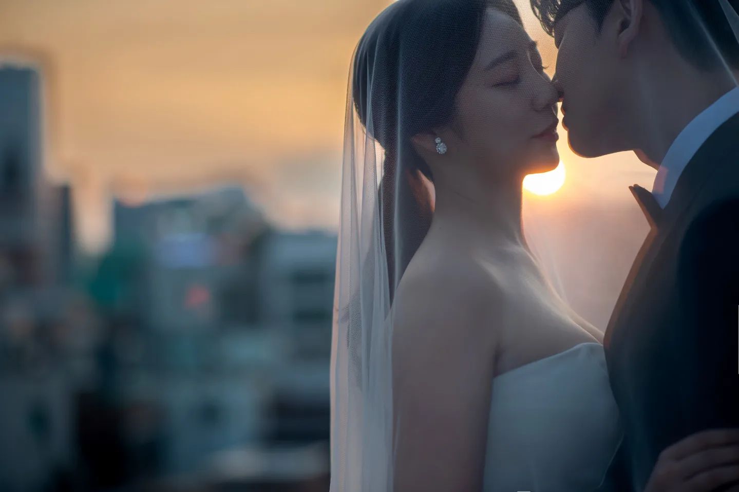 2024.03.17 SUN💍

한 분 한 분 먼저 연락 드리는게 도리이지만

오랜만에 전하는 연락이 결혼 소식이라
혹시 부담이 될까 조심스러운 마음에
선뜻 연락을 드리지 못한 분들이 많습니다

너그러이 양해해 주시고 먼저 연락 주신다면
기쁨과 감사한 마음을 담아 소식 전하겠습니다🫶

좋은 날, 귀한 걸음으로 축복해 주시는 분들과 
먼 자리에서 축하해 주시는 분들의 마음
잊지 않고 보답하며 행복하게 잘 살겠습니다❣️