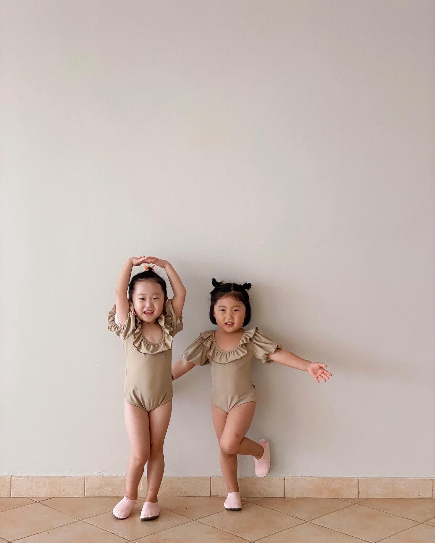 여행 내내 물놀이 가기 전, 
포즈! 이러면 포즈 취하는데 넘 귀엽고 웃기고, 소중해 ༘♡ 

#여아수영복
