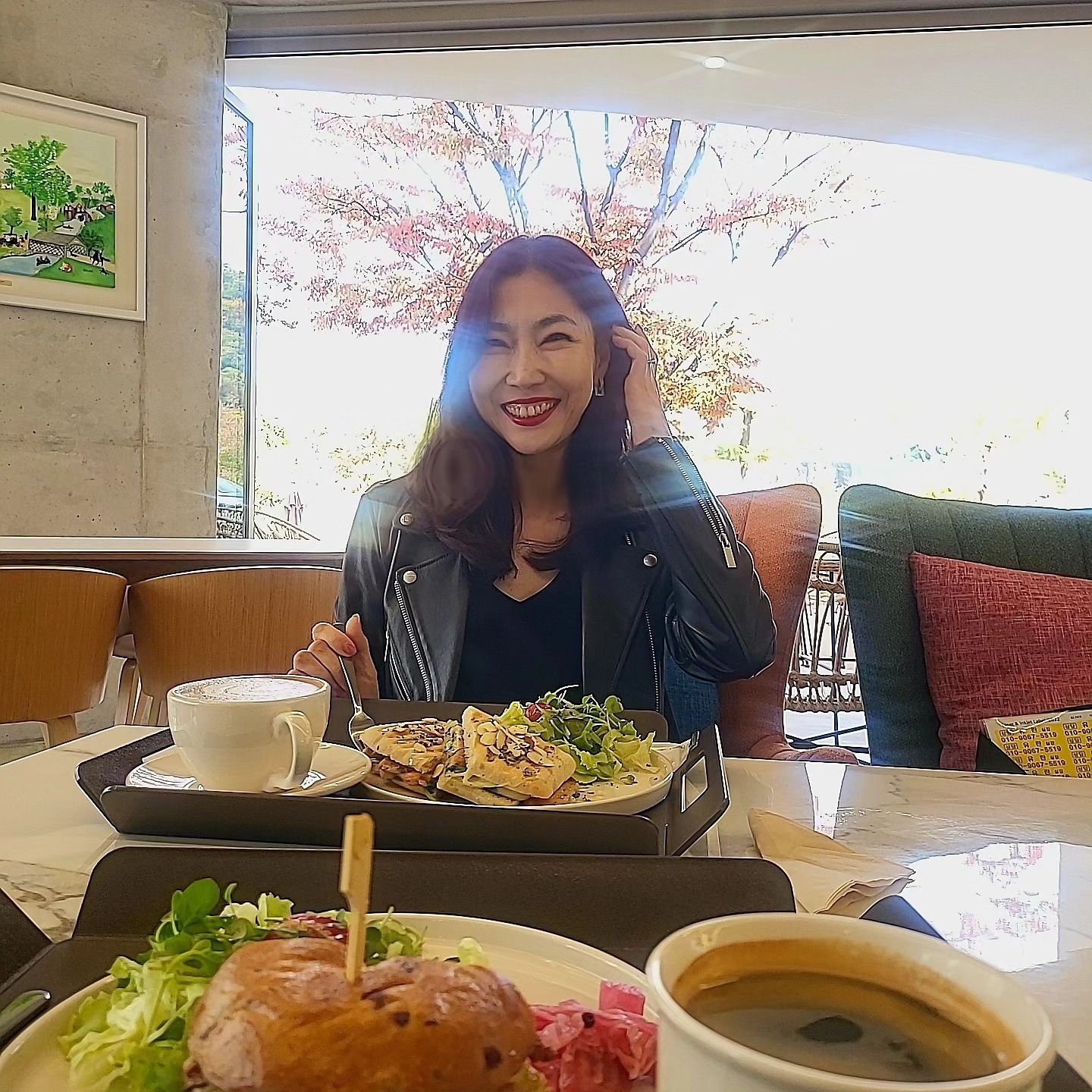 #고양카페 #데이브레이크

분위기 좋은 북한산 카페 데이브레이크에서
맛있는 브런치 먹고 가을을 온몸으로 느끼고 왔어요.

가는길도 북한산 언저리가 넘 예쁘고
야외테라스며 계곡 새소리 가을햇볓 모든 분위기가
너무 좋았던 브런치카페네요.

뉴욕베이글샌드위치와 치킨루꼴라파니니 너무 푸짐하고 맛있어
행복을 먹고 왔네요.

산미가 느껴지는 커피도 맛있었구요.

야외 정원에 앉아 가만히 붉게 물든 북한산과 계곡을 바라보며
힐링 제대로 하고 왔네요.

데이트로도 완추하는 북한산 브런치카페입니다.

🏠 경기 고양시 덕양구 효자동 121-2

#덕양구카페 #고양시카페 #북한산카페 #북한산브런치카페
#고양브런치 #고양브런치카페 #북한산브런치 #북한산베이커리카페