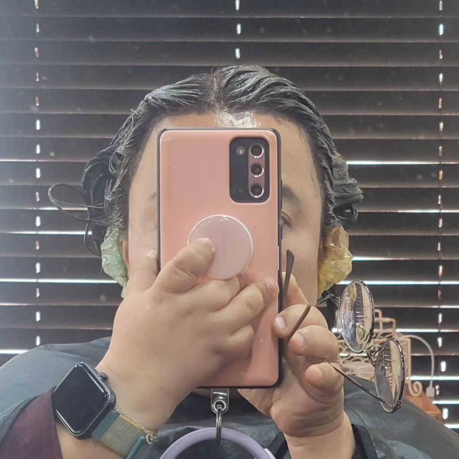42세 새치염색 경험하다.. 💇‍♀️
작년부터 급격히게 늘어난 새치에 결국 염색에 돌입! 😞
.
희끗희끗 보이던 새치가 예쁜 갈색으로 변신~!
회사 출근하니 다들 이뻐졌다고 칭찬폭격 😊
.
이럴 줄 알았음 진즉에 할 껄..🤣🤣🤣
.
이제 한달에 한 번. 미용실 뿌염하러 고고씽~! 💁‍♀️
.
.
#동네미용실 #금요일 #염색 #새치염색 #일상기록✍🏻