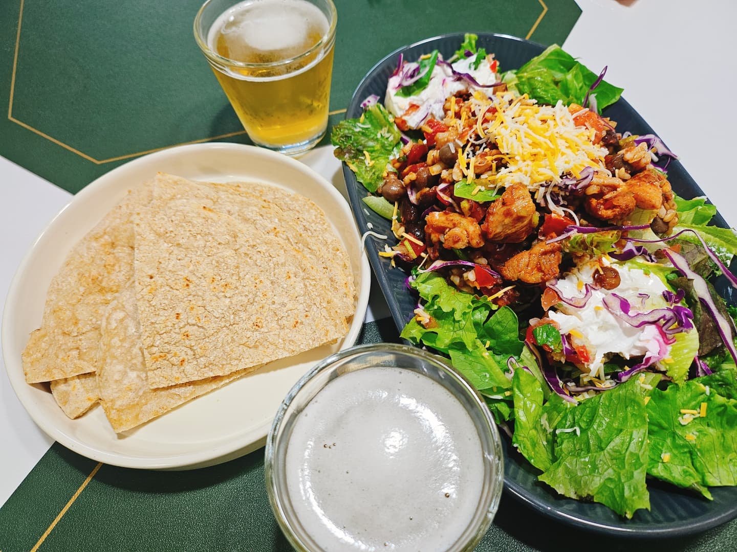 🥗
.
.
.
지난 주 오픈했다고 문 앞에 광고지 붙어 있었는데
무료시식체험권까지😍
월요일에 신청해서 어제 저녁에 받았는데
저녁을 먹은터라 오늘 먹어봤는데.....
채소 어쩜 이리 신선하지?? 
무른게 하나도 없고👍
지금 채소값 비싼디.....
양도 어쩜 이리 많은건지 꾹꾹 눌러 담아주신건지
오빠랑 둘이 먹어도 부족하지 않는 양👍👍👍
처음에 오빠는 뭔 샐러드를 시켰냐고 했지만
세상 나보다 잘먹는......
일부러 고수도 안 뺐는데....
이제 하수에서 중수까진 됐다며....
중국 출장에서 얼마나 고수를 먹었길래..이제 독식 못하겠다....
치폴레보울샐러드🥗
멕시칸스타일 샐러드라 너무 좋잖아😍
멕시코음식 좋아해서 자주 샐러드 시켜막었는데...
여긴 동네라서 주문하고 방문포장하면 10% 할인까지 
놓칠 수 없지!!
주문도 카톡으로 하면 끝!!
2만원 이상 무료배송!!
BTS 정국이 극찬한 맛이라는데 역시👍👍👍
양이 푸짐하니까 먹다가 남은 샐러드는 또띠아에 싸서 브리또를 만들어 먹으라고 꿀팁까지!!
또띠아 추가가 있었는데....ㅠㅠㅜ
하지만 요즘 빠져있는 오트밀 또띠아 빠르게 굽굽해서
싸먹고 남은건 브리또까지
오빠는 먹기 너무 좋다며
흠잡을게 없네 ㅎㅎㅎ
#치폴레 #김포샐러드 #건밀그린 #김포맛집 #치폴레보울샐러드 #BTS정국 #마산동맛집 #구래동맛집