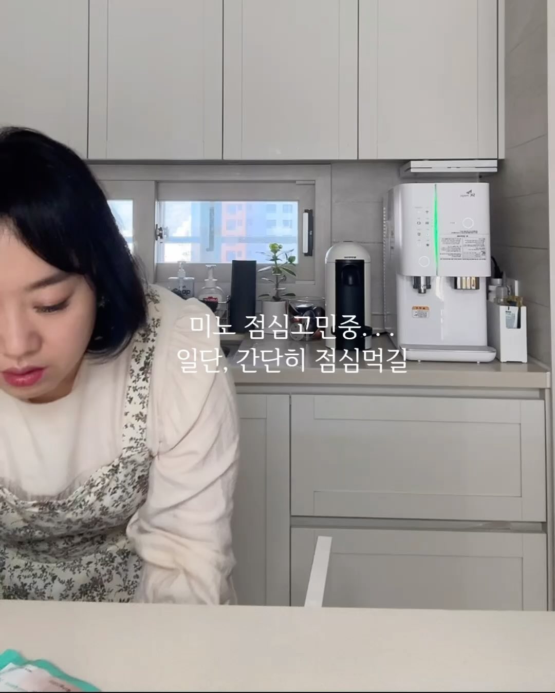 [낮시간은올라잇그린]뱃살고민이신분들!
🔜밀어서.리얼후기&몸신방송보세요!!

다이어트 중 호르몬 관리도 빼놓을 수 없죠! 
​
코르티솔, 렙틴, 세로토닌 호르몬은 들어봐도 
아디포넥틴은 처음 들어보신 분들 많으시죠?
​
살을 빼는 데에 있어 실질적으로 도움을 준다는
지방분해 아디포넥틴 호르몬이 #올라잇그린 주원료예요
​
친구나 주변에 보시면 같은 음식, 같은 양을 먹어도 
누구는 살이 안 찌고, 누구는 살이 찌는 것을
많이 보셨을 텐데요!

저는. . .  찌는 사람이예요. ㅜㅜ
​
’살이 안 찌는 건 기초대사량이 높아서이다‘
이것도 맞는 말이지만
​
호르몬과 관련지어 본다면, 바로 지방분해 호르몬인
아디포넥틴이 있느냐 없느냐! 차이도 무시할 수 없어요

지방분해 아디포넥틴 호르몬은
체내 지방조직에서 생성, 분비되는데
포도당, 탄수화물 대사에 관여하는 호르몬입니다.
​
간과 근육세포가 주변 지방을  곧바로 산화시켜
에너지로 이용하는 것을 촉진하는 역할로

아디포넥틴 호르몬이 많을 경우 가만히 있어도
지방을 태워서 에너지로 사용해 줘요
​
부족할 경우에는 쌓이는 지방을
​태워주지 못해 결국 살이 찌게 되는 건데요!
​
부족하신 분들 공통점을 찾는다면 바로 복부비만이예요
​
내장지방과, 복부에 살이 많을수록  지방분해
아디포넥틴 호르몬이  부족한 경우가 많아요

그럼 지방분해 아디포넥틴 호르몬을 
활성화시키려면 어떻게 해야 하는가?
​
내장지방을 줄여야  아디포넥틴 호르몬이 증가하여
내장지방이 감소하는 선순환 구조가 되는거죠
​
당연히 식단과 운동 등을 병행하는 것이 좋은데
​여기에 제대로된 보조식품도 드심 더 좋겠죠?

올라잇그린은 주원료가 아디포넥틴이며,
꾸준히 드신다면, 뱃살에 특히 도움 되실꺼예요

뱃살후기가 많은 올라잇그린이예요
​
아무리 해도 뱃살이 안 빠지셨던 분들은
아디포넥틴 호르몬 관리로
지긋지긋한 뱃살과 이별해 봅시다♥️ 아셨죠?

​#방학때절대살찌지않겠어
​