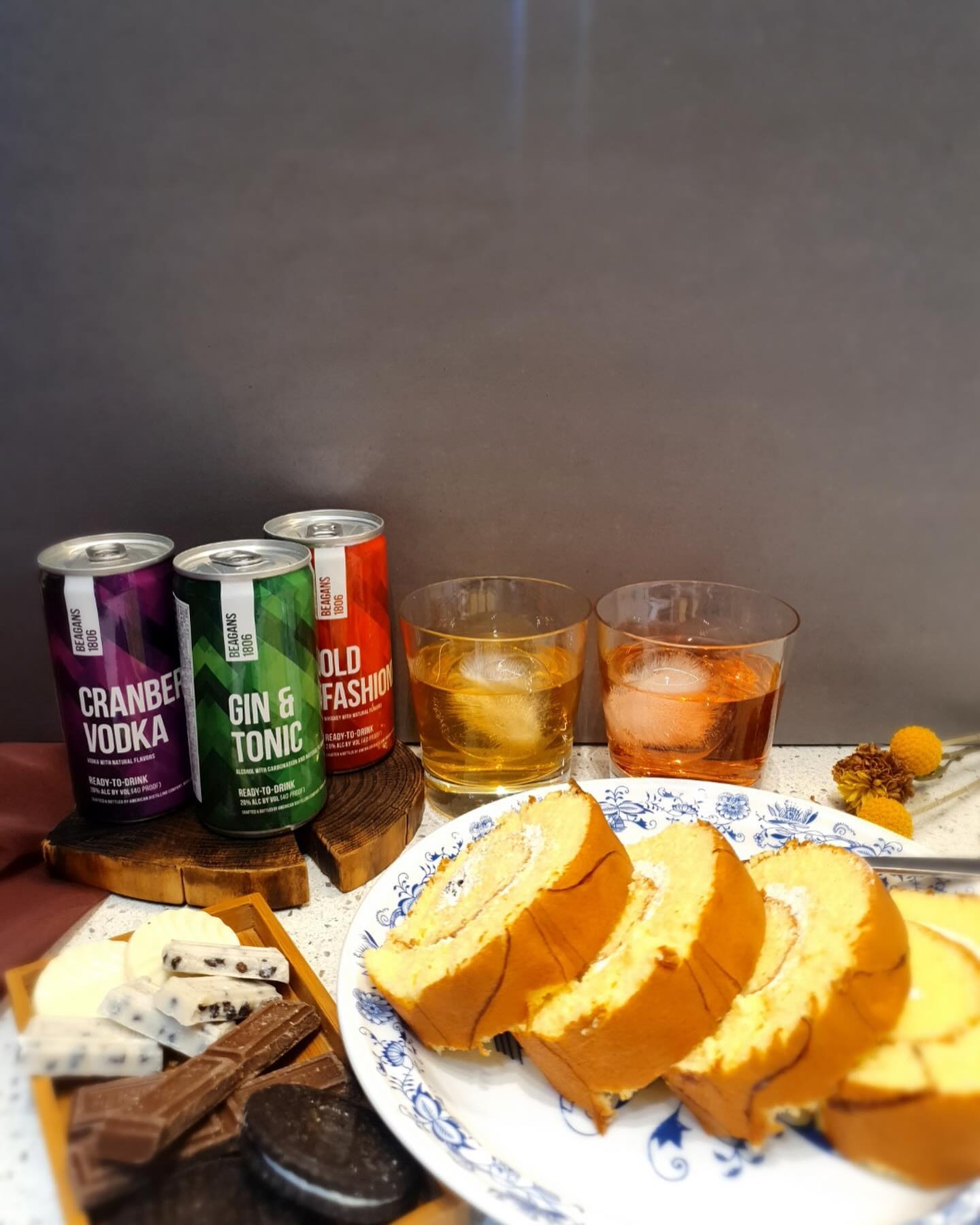 #협찬 beagans1806_kr
홈플에서 비갠스 1806 칵테일 득템!!

올드패션드와
크랜베리 보드카 
2가지 맛인데
보자마자 바로 가져왔잖아요 ㅋㅋ

클래식한 칵테일 좋아하면
비갠스 1806 올드패션드 추천!
첫 모금에 진한 위스키 풍미가 느껴지고
이후에 살짝 오는 달콤한 오렌지
그리고 비터즈가 향긋한게 조화로웠고

달콤하면서 상큼한 
비갠스 1806 크랜베리 보드카!
이건 토닉워터 추가해서 드셔보세요
달달한데 약간 쌉싸름한 크랜베리의 맛이
가볍게 즐기기 좋답니다!

가성비도 좋고 맛도 좋아서
집에서 홈술하기에도 좋으니까
여러분도 집에서 프리미엄 칵테일 즐겨보세요 :)

#홈플러스 #비갠스1806 #올드패션드 #크랜베리보드카 #칵테일러버 #집에서즐기는칵테일 #칵테일타임 #홈술  #홈플러스칵테일 #하이볼
