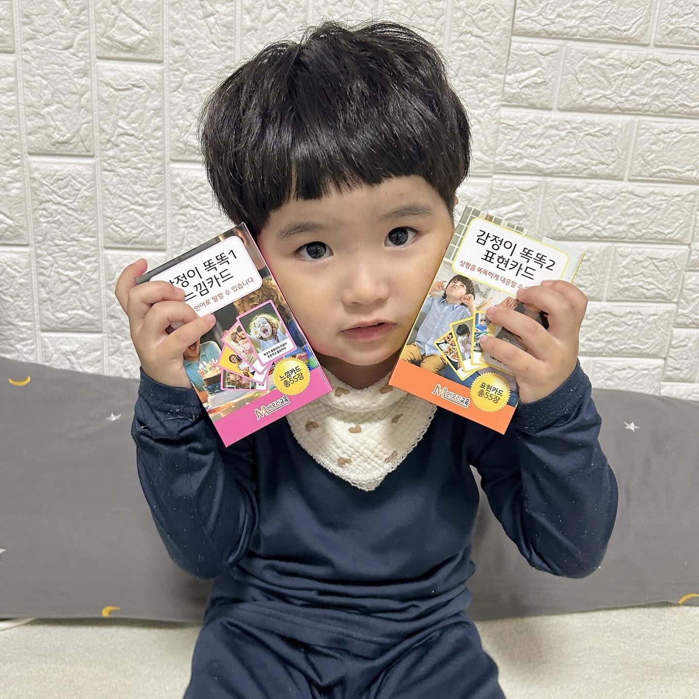 #협찬 #제품제공 

🏷 메모리교육 감정카드 2종set (느낌카드+표현카드)

요새 언어치료를 받으면서 예전보다
할수있는 말이 많아진 율빈이에요!

그런 율빈이를 위해서 인지나 언어를 좀 더
세세하게 알려줄 수 있는 방법은 없을까
고민하던중 메모리교육 감정카드 세트를
체험하게 되었어요!

감정카드 2종 set는 총
1. 감정이 똑똑1 느낌카드 총 55장
2. 감정이 똑똑2 표현카드 총 55장
으로 이루어져 있어요!

율빈이가 아무래도 말이 갑자기 는거다보니
자신의 느낌이나 표현을 말하기를 좀 어려워하는데
감정카드를 통해서 눈높이에 맞게 가르쳐주기 편하더라구요

✔️느낌카드는?
감정카드 앞면에 나와있는 느낌사진을 보고
느낌을 알아맞춰본 후,
뒷면 답안을 보고 유의어와 예시로 학습!

✔️표현카드는?
감정카드 앞면에 다양한 상황라진을 보고
어떤 상황인지 생각해본 후,
뒷면을 보며 대응하는 방법과 표현을 학습!

감정카드 두세트 모두 예시가 다양하고
실생활에 꼭 필요한 감정들이 많아서 나중에라도
이런 상황이 생기면 어떻게 말을 하고 대처해야할지
사고하는 능력을 기를 수 있어서 좋을거 같더라구요!

사이즈도 휴대하기 좋은 사이즈에 가벼워서
외출해서 심심할때나, 여행갈때도 가져가기 딱 좋아요!

율빈이처럼 언어가 폭풍으로 늘고있을때
옆에서 좀 더 배움의 폭을 늘려주고 싶으신분들이나
유치원,초등학생 자녀들의 인지,사고능력을
길러주고 싶으신 학부모님들께 너무너무 추천드려요!!

ㅤ

업체로부터 상품을 무상제공받아 작성된 솔직한 후기입니다

-

#메모리교육 #학습카드 #감정카드 #감정학습카드 #표현카드 #느낌카드 #상황카드 #표정카드 #감정교육 #감정코칭 #감정치료 #인성교육 #교구 #학습완구 #기억력카드 #언어치료 #표현 #심리 #기본 #인성 #교육 #안전 #공감 #배려