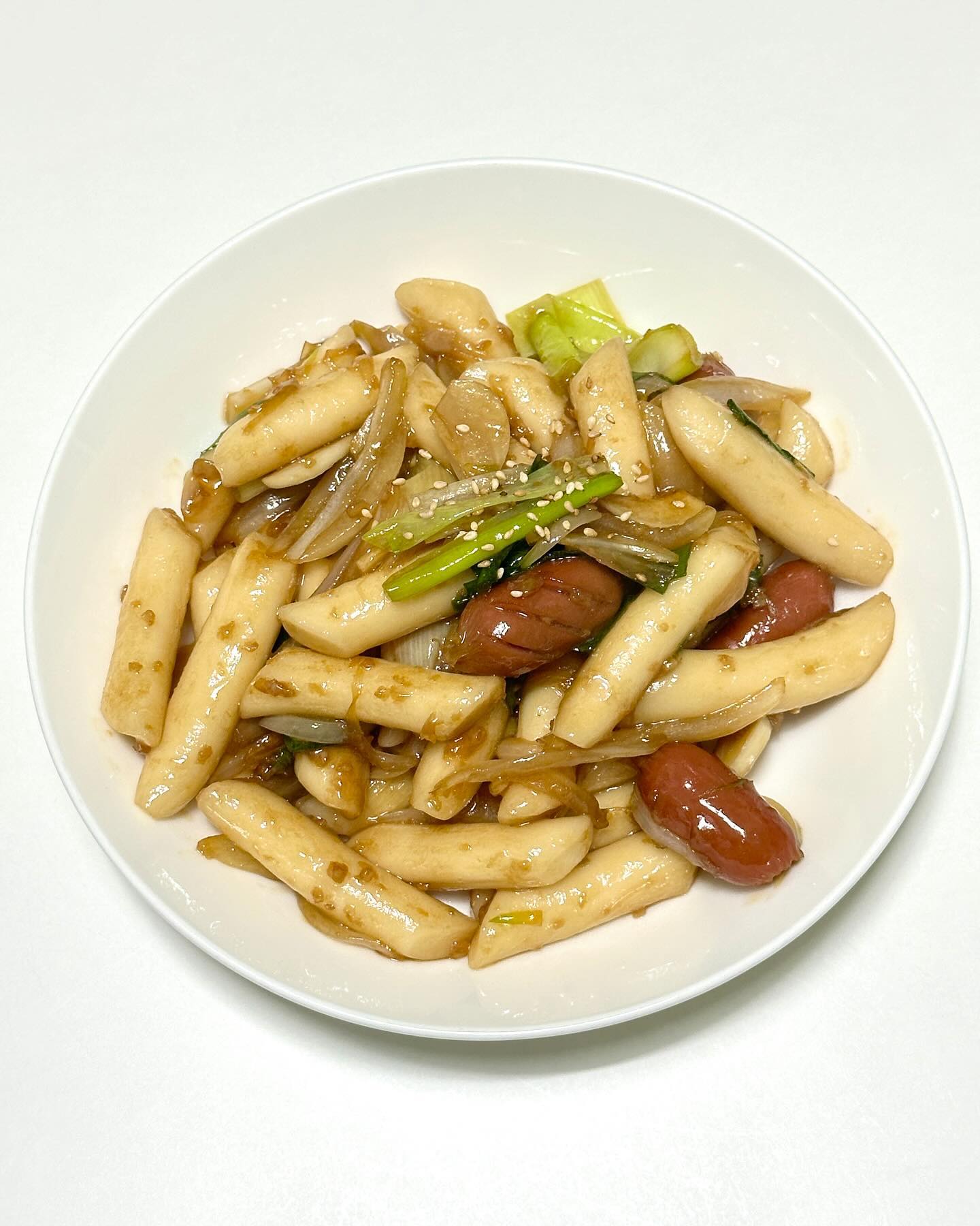 오늘의 메뉴 👉 간장떡볶이

가끔씩 땡기는 간장떡볶이를 해봤어요😋
여기에 비엔나 소시지도 넣어서 만들어봤는데 너무 맛있네요👏

짭잘하면서 달달하고 참기름을 약간 넣어서 고소하니 부담없이 자꾸 들어가요

👉 간장떡볶이 레시피
재료 - 떡볶이 떡 200g, 파 1/2대, 양파 1/2개, 마늘 4알, 비엔나소시지 6개, 참기름 1/2스푼

양념 - 간장 2스푼, 설탕 2스푼, 다진마늘 1/2스푼, 맛술 1스푼

👉 조리과정
1️⃣
- 떡을 물에 불려주세요.
- 파를 세로로 길게 3cm 간격으로 썰어주세요.
- 양파를 채 썰어주세요.
- 마늘을 편으로 썰어주세요.
- 비엔나 소시지에 칼집을 내주세요.

2️⃣
- 물을 끓여 떡을 넣고 1분간 끓여주세요.
- 떡을 찬물에 행궈 물기를 빼주세요.
- 팬에 식용유를 둘러 마늘, 양파를 넣고 볶아주세요.
- 마늘향이 올라오면 떡과 양념을 넣고 졸여주세요.
- 파를 넣고 볶아주세요.
- 마지막으로 참기름을 둘러주면 완성🙌🙌

#간장떡볶이 #떡볶이 #떡볶이레시피 #떡볶이레시피 #비엔나소세지 #분식 #소시지 #한끼