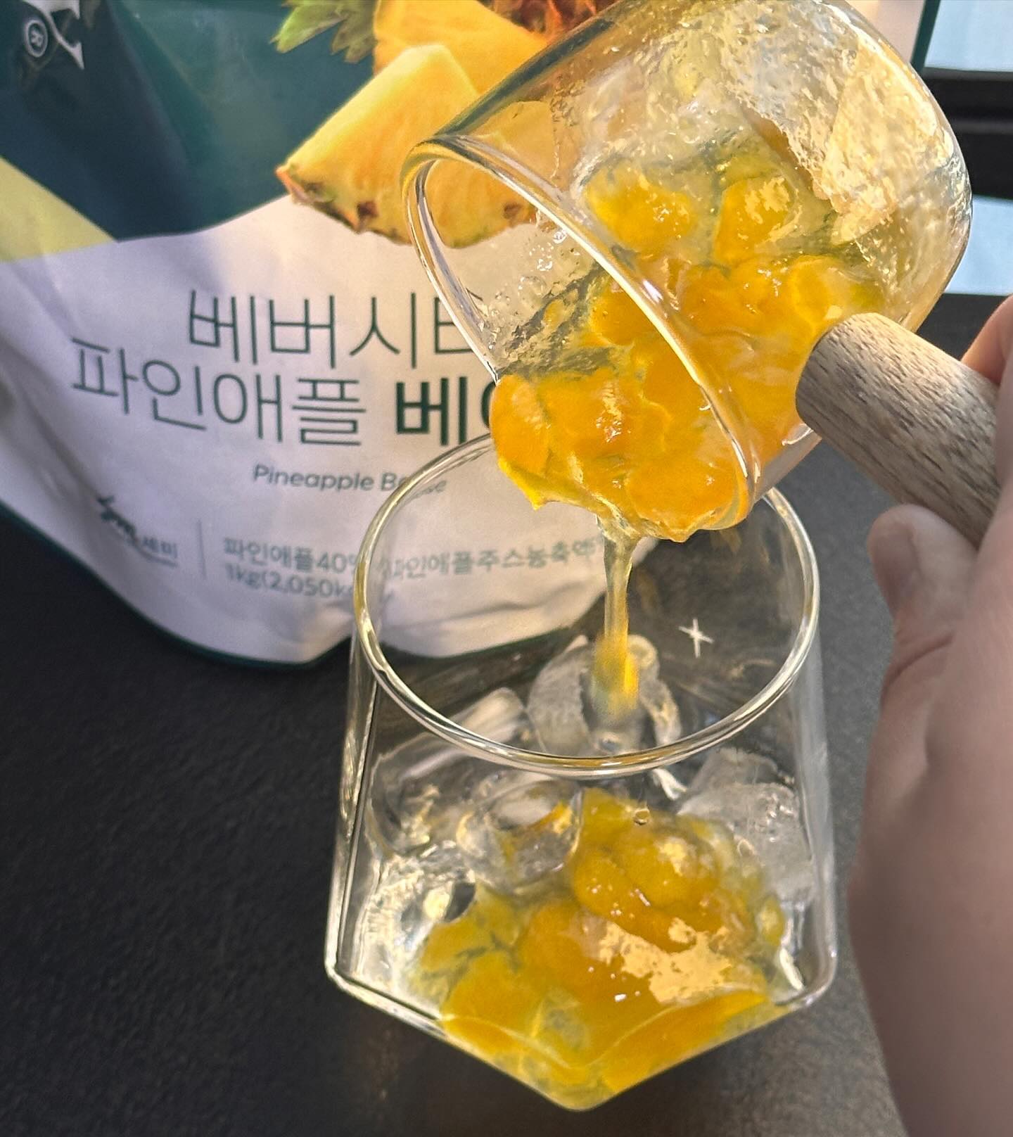 camp._.coupang님의 프로필 사진
#협찬 #베버시티

ℂ𝕙𝕠𝕔𝕠‘𝕤 ℍ𝕠𝕞𝕖 ℂ𝕒𝕗𝕖 ⠀”살구에이드 “

집에서 아메리카노만 마셨는뎅,
베버시티 서포터즈4기가 되어 홈카페를 오픈하였습니당🙋‍♀️⠀

”6번재 메뉴는“ 파인애플베이스로 만든 에이드입니당!
파인애플 2큰술 탄산수만 있으면⠀
맛있는 파인애플에이드 만들기 성공🥺✨
⠀⠀
1. 파인애플베이스를 2큰술 넣어줍니다.⠀
2. 얼음을 가득 넣어줍니다.
3. 탄산수를 팍팍 넣어줍니다.⠀
4. 맛잇어져라 얍! 휙휙 섞어주면 끝 
⠀⠀
⭐️다음은 어떤 카페 메뉴로 돌아올지 많이 기대해주떼용٩( ᐛ )و⠀
bevercity 제품

✨친구야 오늘 우리집에서 에이드 한잔 고?✨
camp._.coupang
camp._.coupang

#베버시티 #베버시티마켓 #요거트스무디 #요거트파우더 #살구베이스 #파인애플베이스 #홈카페 #카페재료 #카페음료 #세미기업 #베버시티마켓 #홈카페레시피 #홈바리스타 #파인애플음료