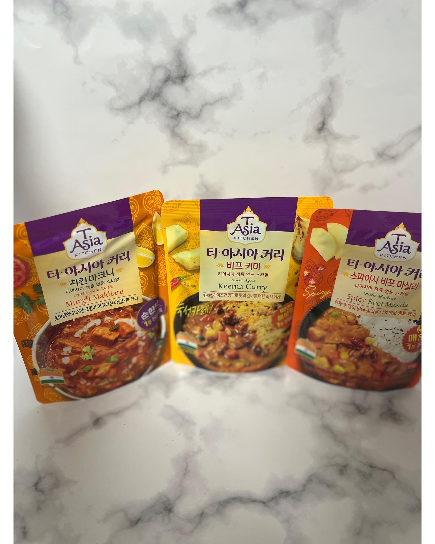 #제품제공 티.아시아 커리 3종

티.아시아 키친은 Taste of Asia라는 의미로 
태국,베트남,인도 등 현지 요리의 신비로운 맛과 향을 그대로 담은 정통 아시안 푸드 전문 브랜드에요.
아시아 왕실 요리 셰프의 레시피에 5가지 향신 재료와 크림,
코코넛 밀크가 어우러진 깊고 진한 풍미를 느낄수 있어요❤️

1️⃣스파이시 비프 마실라 
(강한 본연이 맛에 칠리르 더해 매운 옐로 커피) 매운맛
강황의 고급스러운 풍미, 먹을수록 중독되는 칠리의 매콤함
소고기,감자 등 건더기가 듬뿍

2️⃣비프 키마
(카라멜라이즈한 양파로 맛의 깊이를 더한 숙성카레)약간매운맛
숙성된 카레분의 진한 감칠맛, 카라멜라이징한 양파의 
깊은풍미, 다진고기, 감자등 건더기가 듬뿍

3️⃣치킨 마크니 
(토마토와고소한 크림이 어우러진 마일드한 커리)
싱싱한 토마토의 상큼함이 가득, 크림,버터의 고소한 풍미
담백하게 씹히는 닭가슴살

✔️전자레인지 조리시
절취 부분을 자른후 봉지 그대로 세워서 데워먹기 (1000W 1분, 700W 1분30초)
✔️끓는 물 조리시 봉지 그대로 끓는물에 넣고 3분간 데워먹기