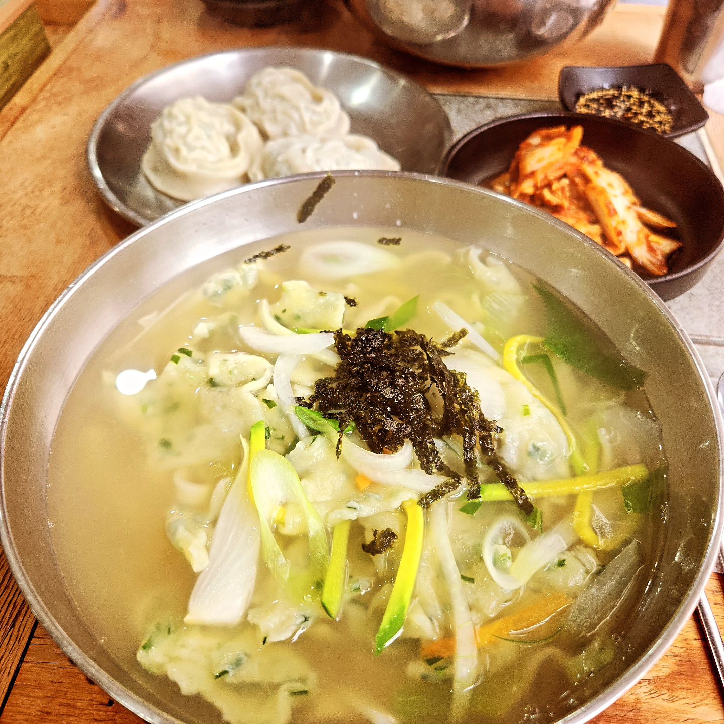 날씨가 우중충 하네요 저희동네는 비소식도 있어요

그래서 아점 메뉴는 칼제비와 만두

인님들 오늘 하루도 맛난거 먹으며 같이 화이팅해요🥰🤗
.
.
.
#칼제비 #칼국수 #수제비
#외식 #점심 #아점 #맛있다 
#오늘은뭐먹지