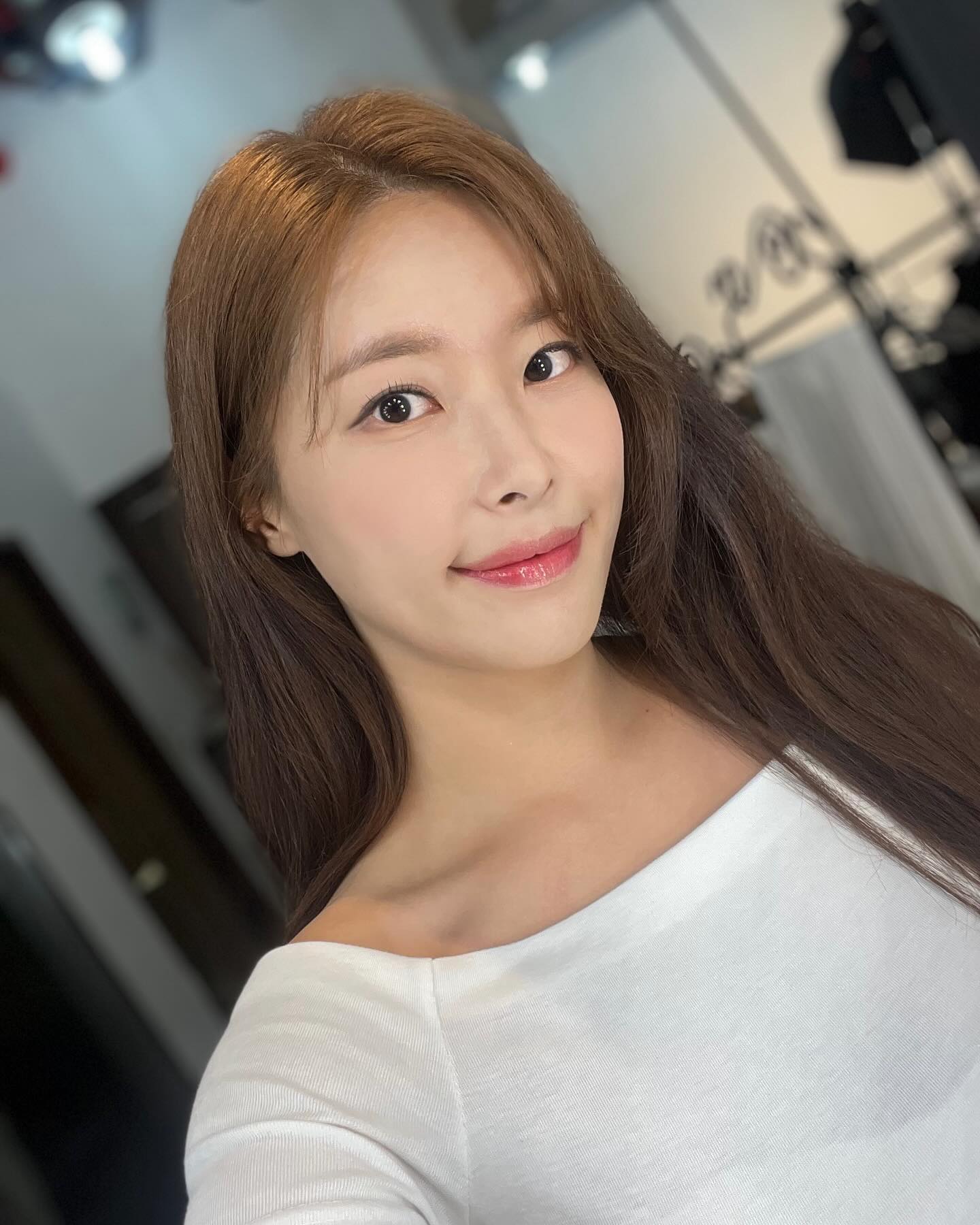 요즘 피부 좋다는 말 듣는 이유!
유스힐캐비어부스터 ✨

유앤아이의원 영등포점에서 유스힐캐비어부스터 맞고 왔어요!
유스힐캐비어부스터는 피부톤이 개선되는 화이트닝 효과와 피부재 생과 피부결 개선, 보습, 콜라겐이 증진되는 시술인데요,
Dual PDRN(철갑상어, 연어), 
Dual EXOSOME(인삼, 브로콜리) 성분이 같이 들어 있어서 
리쥬란과 엑소좀을 동시에 받는 효과가 있어요!
끝나고 크라이오로 피부온도를 확 낮춰주는 보습관리까지 꼼꼼하게 해주셔서 만족- 반짝 반짝 피부가 광이 나는  피부때문에 요즘 어딜 가나 예뻐졌다는 소리 듣는 중,,🩵

skinuni114
#피부관리
#유스힐
#캐비어부스터
#스킨부스터