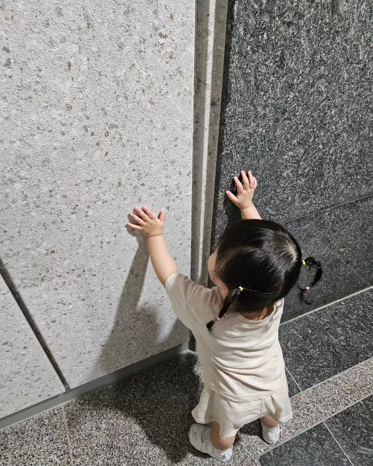 👶🏻24.08.06👶🏻
오늘 마지막 워터파크🏊‍♀️🤍
오늘도 신나게 즐긴 다니ㅋㅋㅋ 오전 물놀이 후에 동물친구들 만났다는데 칠면조 보고도 울고 고슴도치 보고도 울었다고...🥹 엄마가 보고싶다 고슴도치🦔🦔🦔🦔
첫 낮잠 날이었는데 누워있는 친구들 보고 이거모야? 하면서 옆에 눕더니 잠들었다는 백다니ㅠㅜㅠㅠㅠ 넌 정말... 사랑이야

하원하고 접종하러!!! 다니는 요즘 병원 문만 들어가도 엉엉 울어서
대기하면서 계속 기분 좋게 해주느라 바빴다 근데도 접종하고 눈물 광광광😭
주사맞고 어떻게 햇냐니까 아닌척하다가 들킴ㅋㅋㅎㅎㅎ
귀여운 백다니 영상🥹

블럭을 꽤나 높이 잘 쌓고
저녁-자두까지 냠냠 먹은 다니는 엄마를 7시40분에 육퇴시켜 주었다🤤

✔️582days
