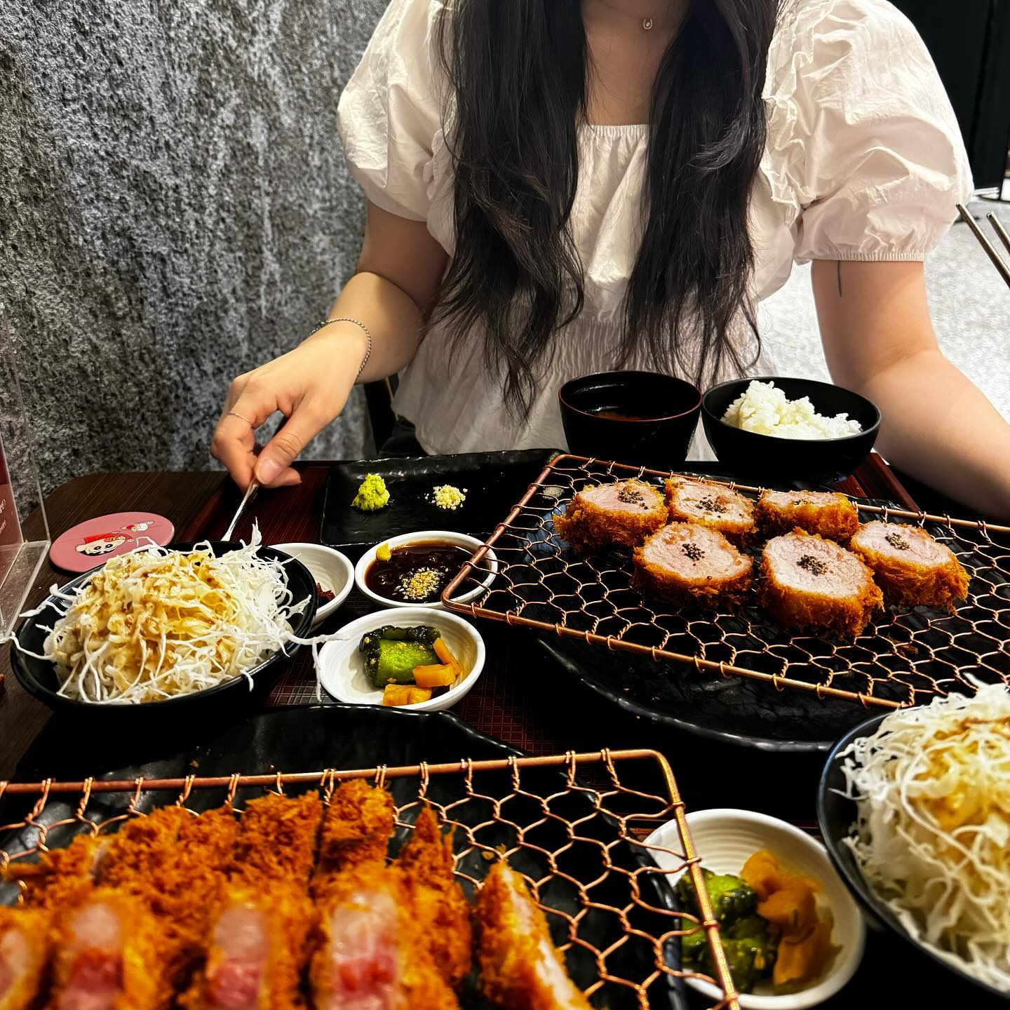#협찬
.
ღ 5월은 가정의 달 ღ
엄마 모시고 다녀온 갤러리아 ”정돈“ 🐷
-
⓵ 수요미식회, 맛있는 녀석들 등
각종 미디어에서 최고라 극찬한 
원조 프리미엄 돈카츠 - .ᐟ
  ꤶ 먹어보니 그 이유를 알겠음 🍽️ ⭐️
⓶ 가정의 달 스폐셜 세트 구성 할인 
  ꤶ ( 15%~20% 할인 적용) 
⓷ 영수증 리뷰 이벤트 참여 시 
  ꤶ 음료 또는 주류 택 1 (클라우드, 하이볼)
⓸ 매장 식사 후 포장 추가 주문 시 
  ꤶ 20% 할인 적용
-
✎ 음식이 맛있고 (양도 많음) ⍤ + 직원들이 친절해용 ٩(ˊᗜˋ*)و
-
-
-
✎ 위치: 대전 서구 대덕대로 211 
(둔산동, 갤러리아타임월드백화점) 11층, 식당가
✎ 영업시간 : 10:30~21:00 (L.O 20:00) 
✎갤러리아 백화점 정기 휴무일에는 휴무
#대전갤러리아맛집 #둔산동돈까스 #대전돈까스 #대전갤러리아돈까스 #대전맛집 #대전핫플 #서구핫플