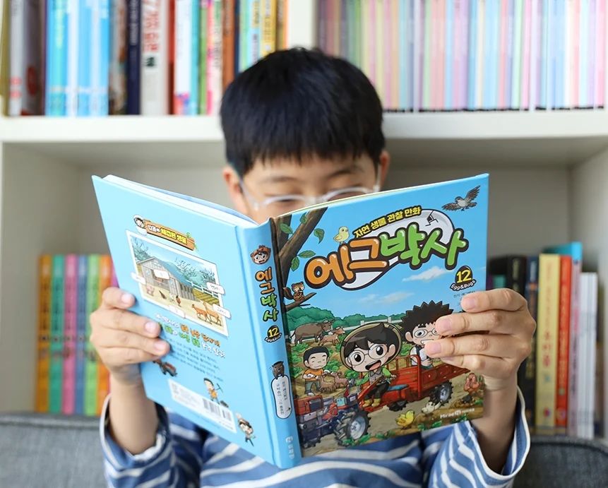 #도서협찬
에그박사의 자연 생물 관찰 만화 12권
이번에는 시골의 동물농장 그리고 시골에서 만난
야생동물에 관한 이야기다!
자연관찰 책에서만 볼 수 있는 현실감 떨어지는
생물이 아닌 우리 주변에서 볼 수 있거나
많이 들어봤던 한국의 동물들에 대한 이야기라
재미가 있으면서도 현실감이 있어서
더 몰입하며 볼 수 있었던 에그박사책
농장에서 쉽게 볼 수 있는 병아리와 닭,
송아지와 돼지 그리고 야생에서 볼 수 있는 멧돼지와 두더지
가끔 도시에서도 볼 수 있는 고라니와
멸종 위기의 한국 동물들까지
자연 생물 관찰 만화 에그박사 12권에서 만나볼 수 있다.
아이들이 특히 에그박사의 책과 콘텐츠를 정말 좋아하는데
그 내용을 살펴보면 구성과 주제가
재미없을 수 없다는 걸 알 수 있다.
유튜브만으로는 아쉬울 때 자연관찰을 좋아하고
탐구하고 싶어 하는 어린이가 있다면
꼭 추천하고 싶은 초등 추천도서
_
miraen_iseum
#미래엔아이세움
#아이세움
#북스타그램
#에그박사
#에그박사책
#초등도서 
#학습만화
#어린이교육
#과학만화
#자연탐구
#어린이과학
#초등추천도서
