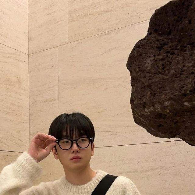 이지훈 on Instagram: "#광고 데일리로 항상 손이가는 안경🕶️ #뿔테#뿔테안경#뿔테코디#안경#안경코디#투명뿔테#투명안경"