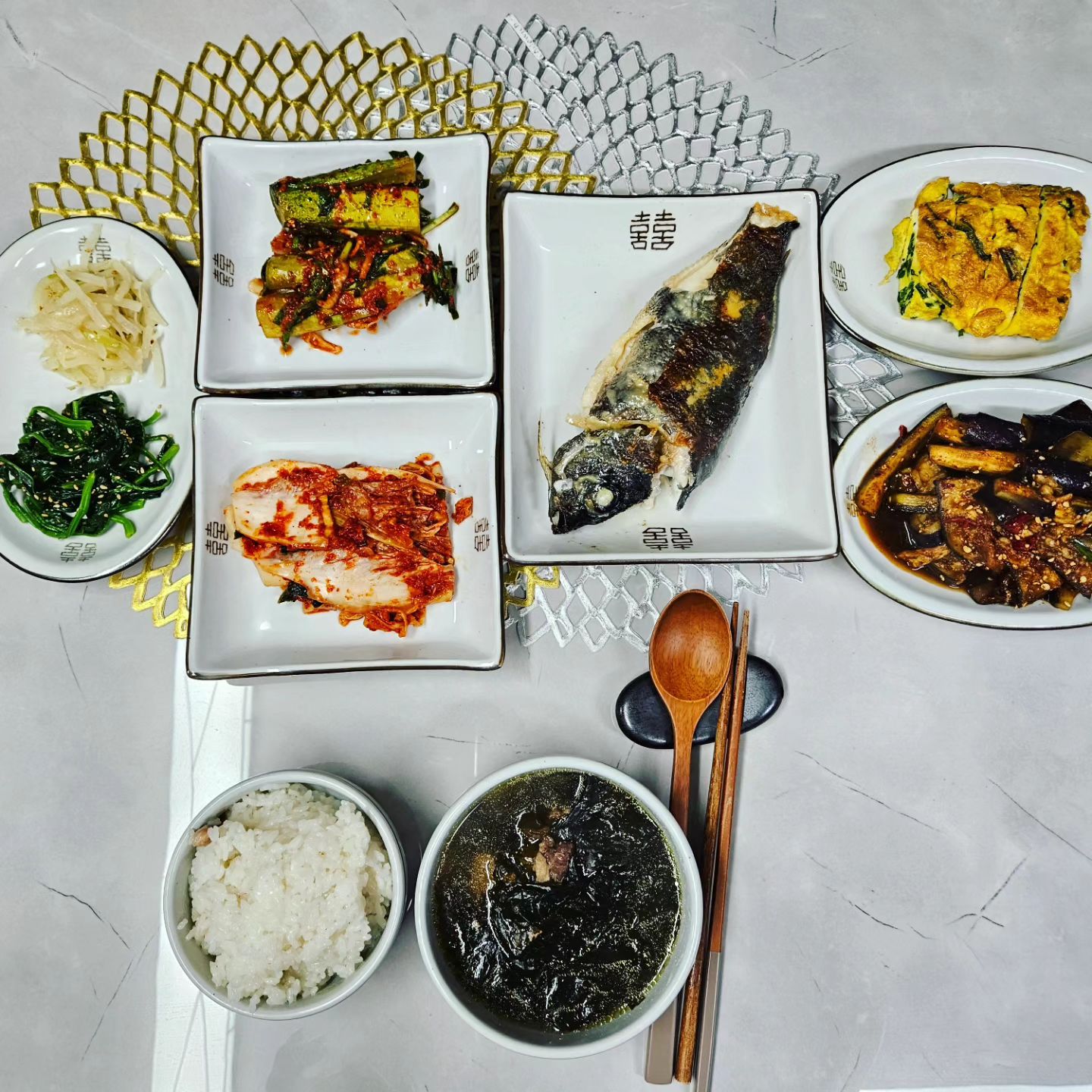 #저녁밥상 
#집밥이야기 

고기 큼직하게넣어  푹 끓인 #미역국  이모가주신  무우로  #무우나물  낚시로 잡은  우럭  노릇하게 #우럭구이  가지나물 만들어  맛난  저녁합니다 😋😋 김장김치가  끝내줘요 👍👍

#행복어라이언스 
#행복두끼챌린지 

#저녁 #저녁상  #저녁😋😋 #저녁그램  #집밥  #집밥최고  #집밥매니아  #집밥사랑  #집밥메뉴  #가정식  #한식  #한식파 #한식스타그램  #홈쿡  #소통  #냠냠  #잘먹었습니다
