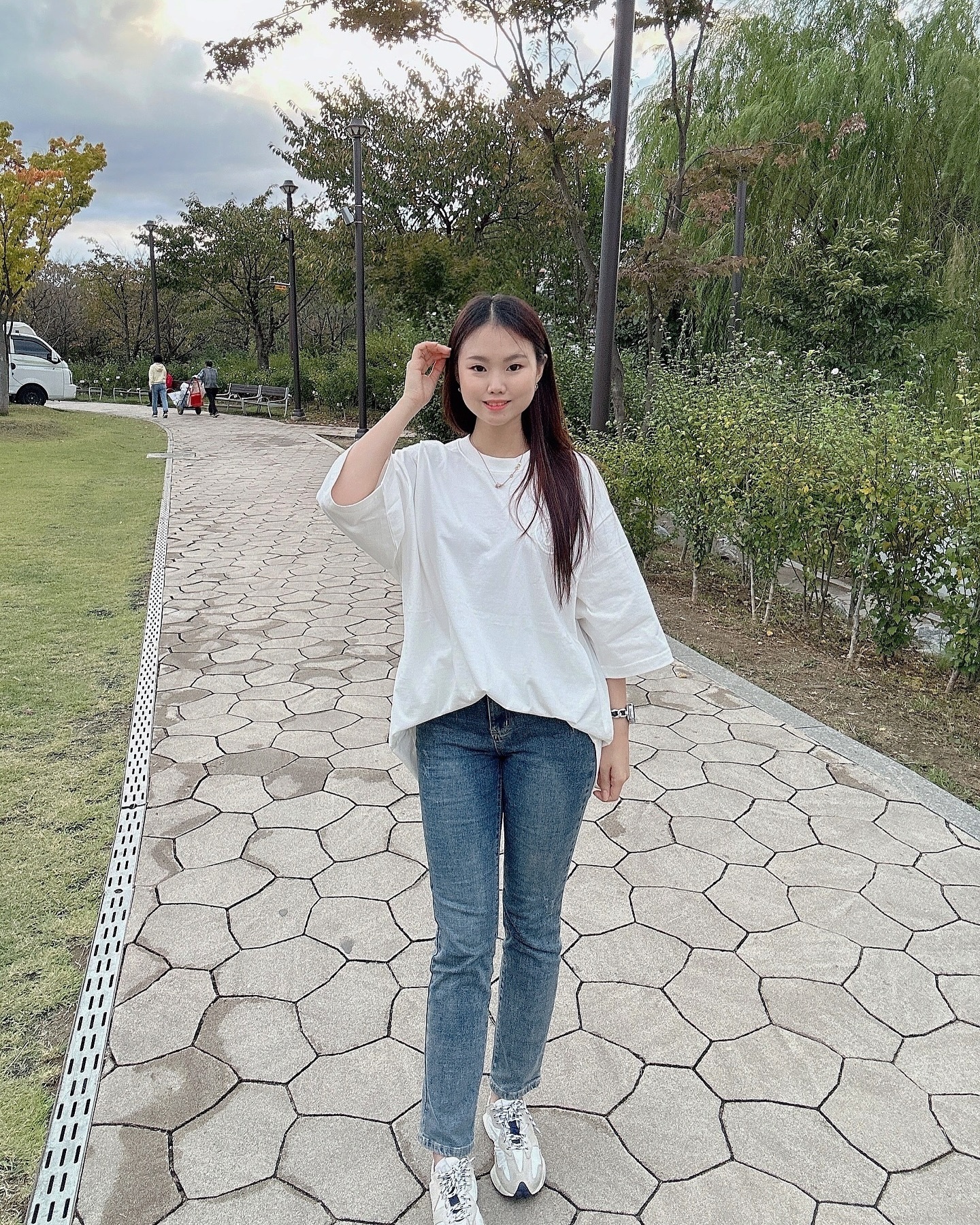 #광고
박시하면서도 편하게 입을 수 있는 삼삼이 반팔티 데일리로 주말내내 잘입고 다녔는데요! 프리사이즈로 남자, 여자모두 착용 가능한 디자인이라 커플티로도 좋은 아이템이죠! 편안하면서도 스타일리쉬하게 착용 가능한데요 제가 입으면 완전 널널하게 편한 박스핏이고, 짝꿍이 입으면 남자답게 듬직해 보이면서 예쁘더라고요!

남녀 공통 프리사이즈로 나오는데 미하라 야스힐, 발렌시아가 브랜드 제품과 동일한 사이즈, 같은 핏으로 나오니 참고하시고요! 색상은 화이트, 블랙, 차콜, 네이비, 카키, 그레이, 인디핑크, 스카이블루 8가지 컬러가 있으니 취향별로 골라 입어보세요!

판매 인스타 : https://www.instagram.com/p/DBbdstRTFim/?img_index=1

판매 스토어 : https://smartstore.naver.com/szstore/products/10759506798

#3x3 #삼삼이 #samsami #samsam #오버핏 #루즈핏 #서울시 #소상공인 #판로개척