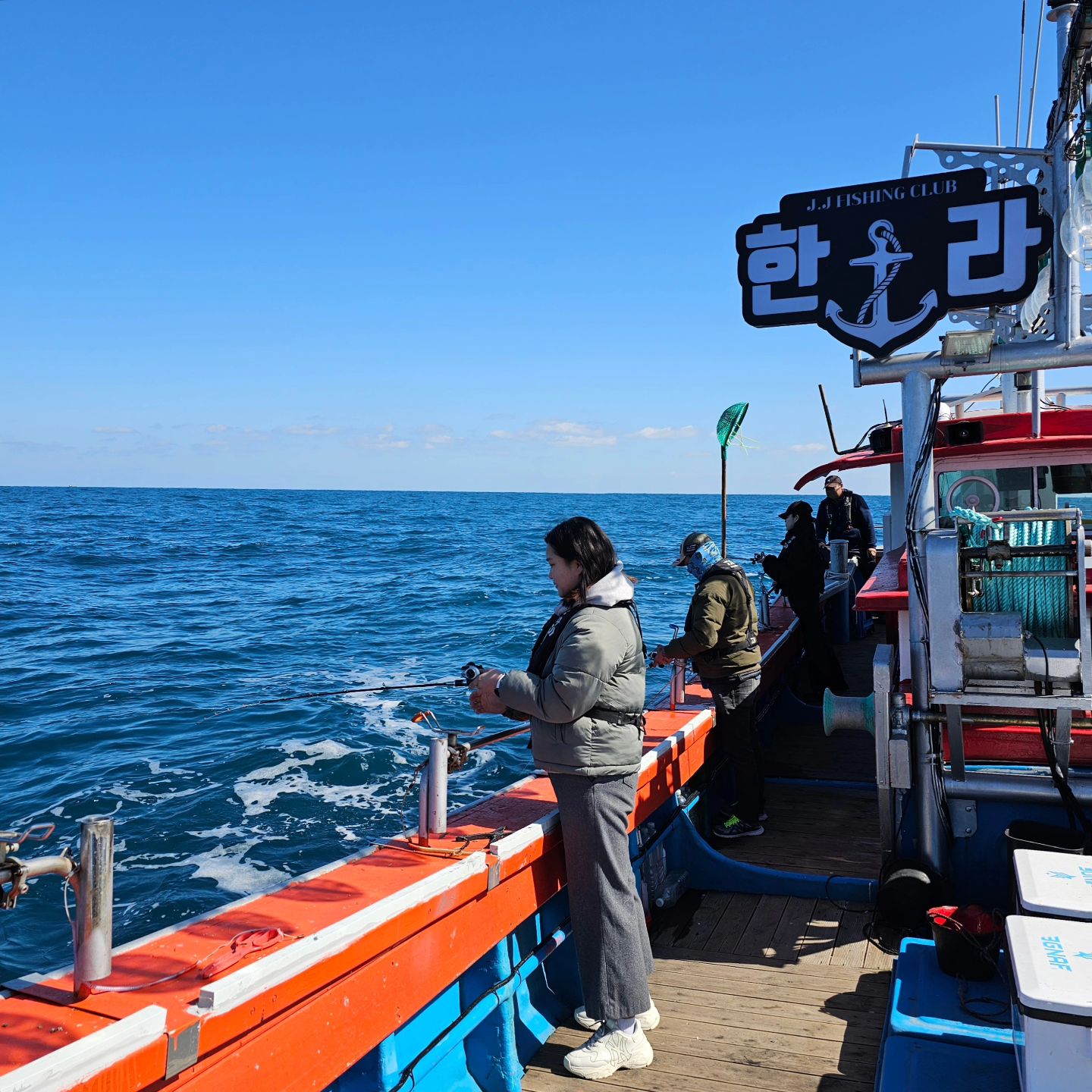 #협찬 바다 낚시🎣

한라산보면서 하는
제주 애월 배낚시 체험!

처음으로 도전해 봤는데
너울이 있는 날이라 내내 멀미🫢
대신 지희가 갑오징어🦑 잡아줌!

선장님🛳 요리 꿀팁 듣고
집에 도착하자마자 손질해서
삽겹살이랑 같이 구워먹기🥢

#제주배낚시 #제주배낚시체험 #제주낚시 
#낚시 #낚시배 #제주여행 #제주도여행 #여행스타그램
#애월체험낚시 #애월배낚시 #애월바다 #제주도바다 
#바다여행 #오징어 #갑오징어 #🦑 #삼겹살 #오징어구이